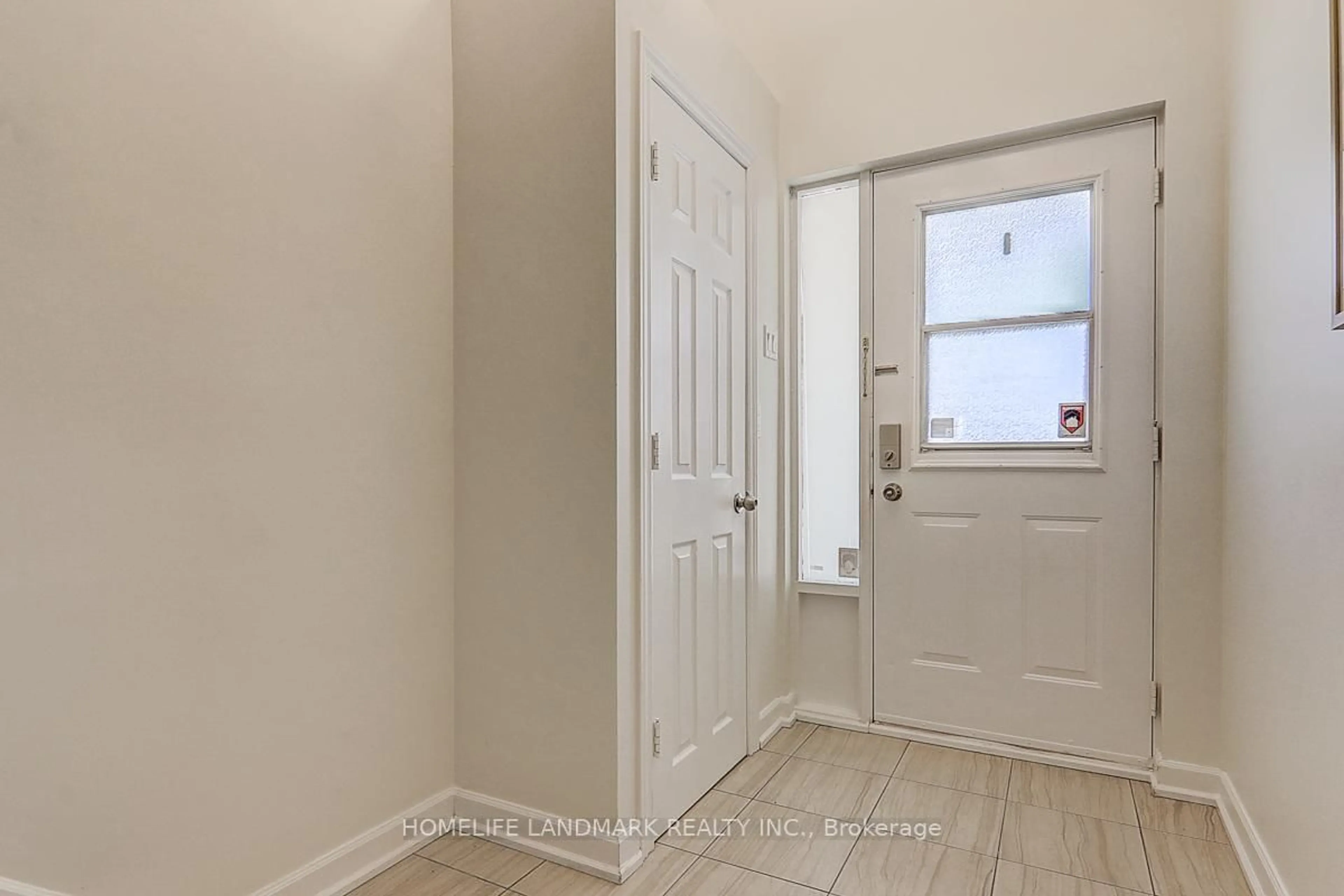 Indoor entryway for 538 Jack Giles Circ, Newmarket Ontario L3X 1X9