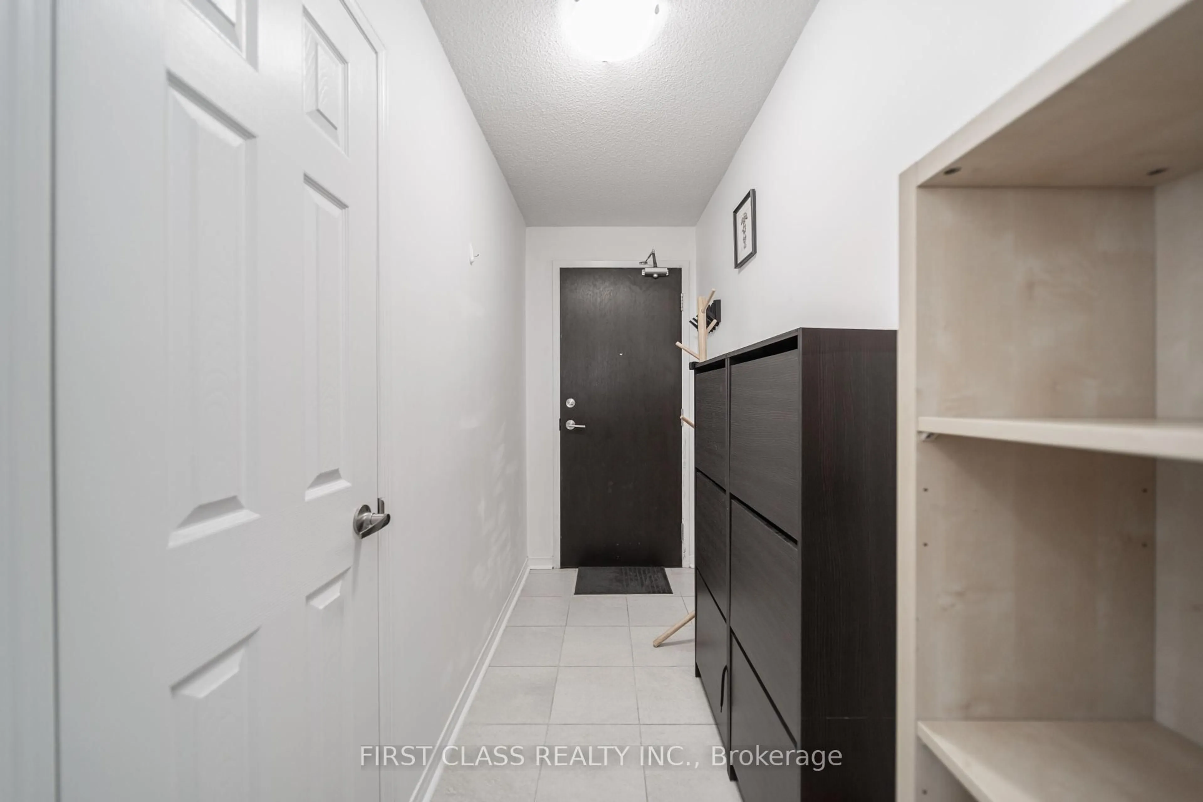 Indoor entryway for 75 King William Cres #913, Richmond Hill Ontario L4B 0C1