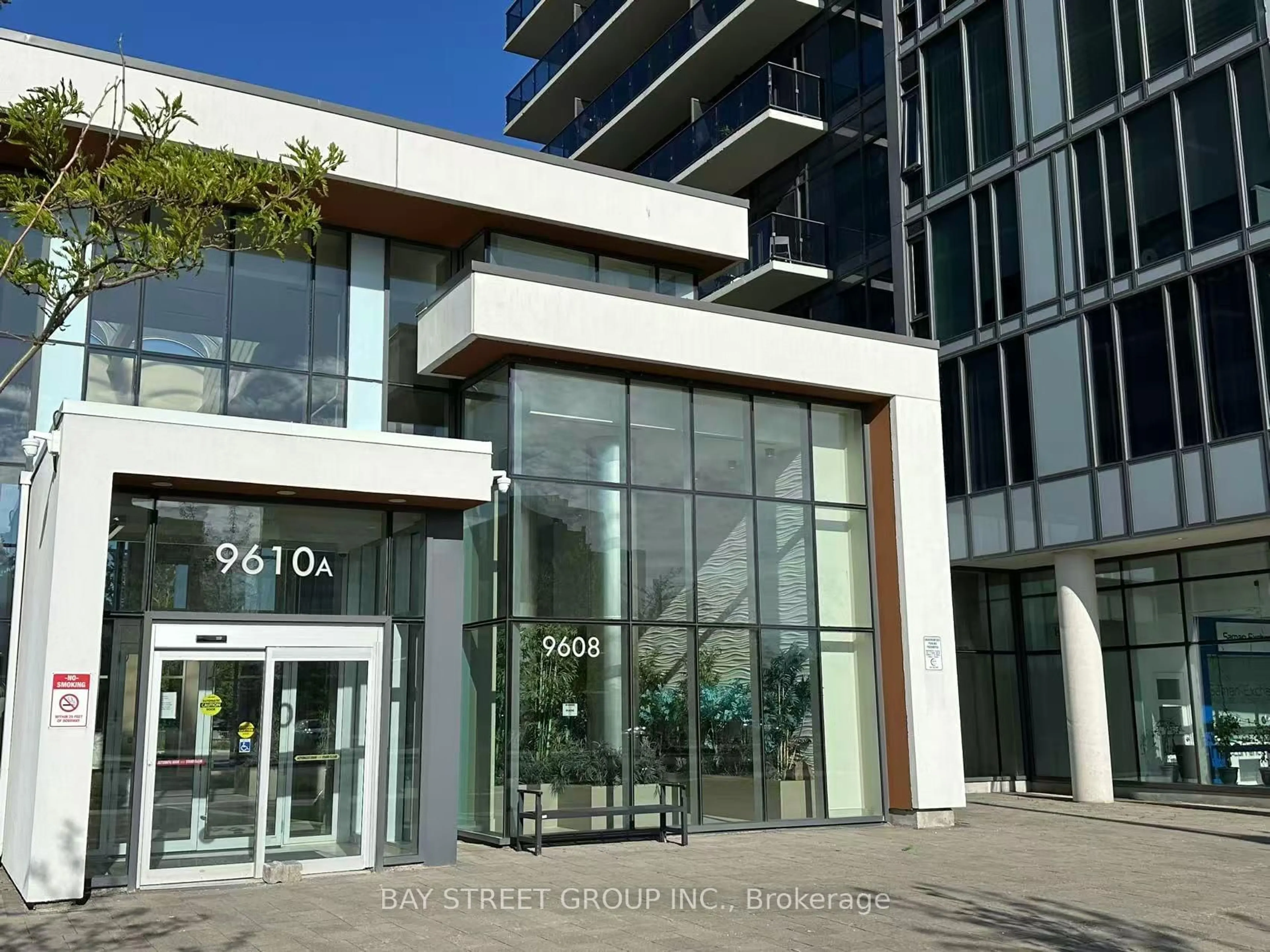 Indoor foyer for 9608 Yonge St #903, Richmond Hill Ontario L4C 0X4