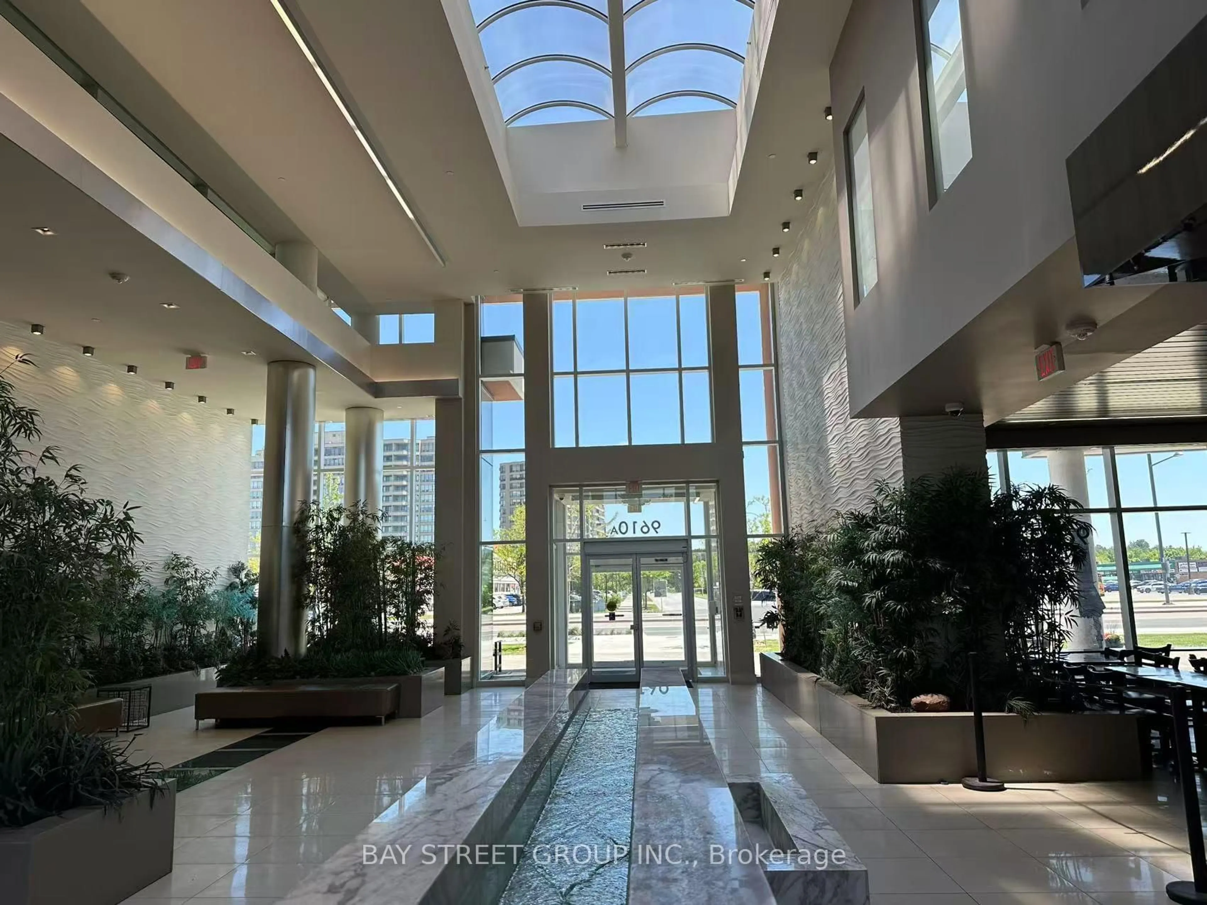 Indoor foyer for 9608 Yonge St #903, Richmond Hill Ontario L4C 0X4