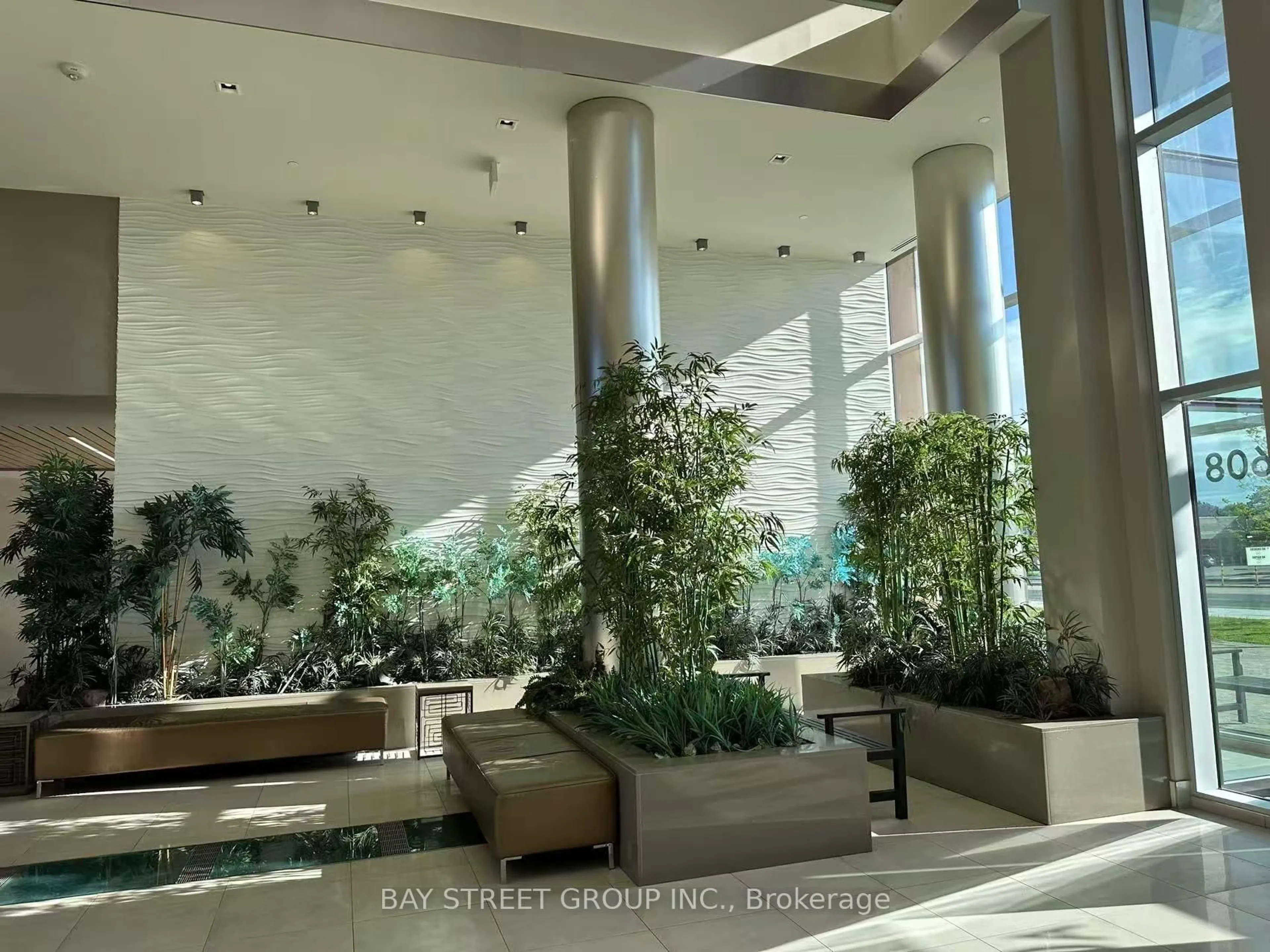 Indoor foyer for 9608 Yonge St #903, Richmond Hill Ontario L4C 0X4