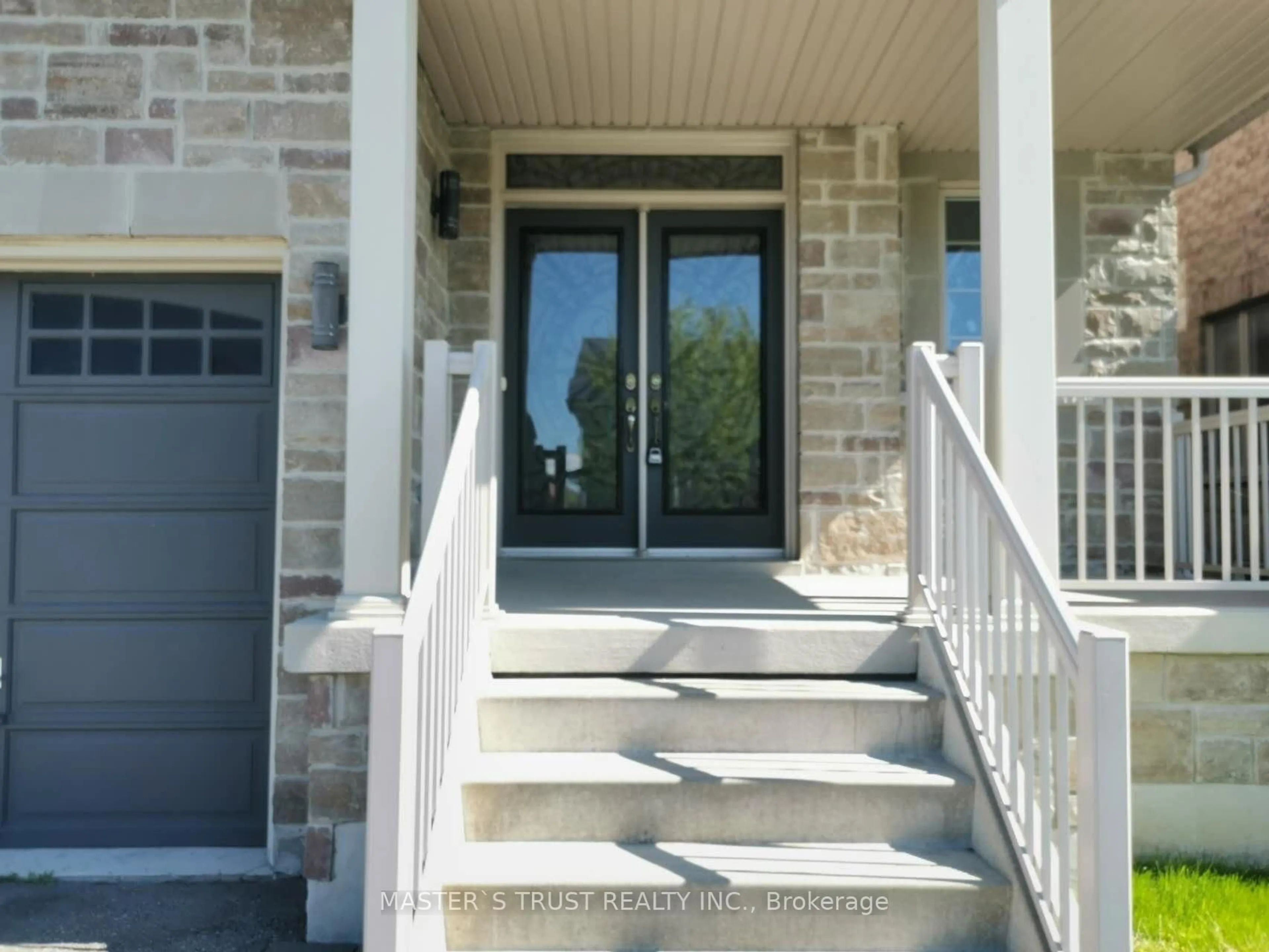 Indoor entryway for 1189 Atkins Dr, Newmarket Ontario L3X 0E1