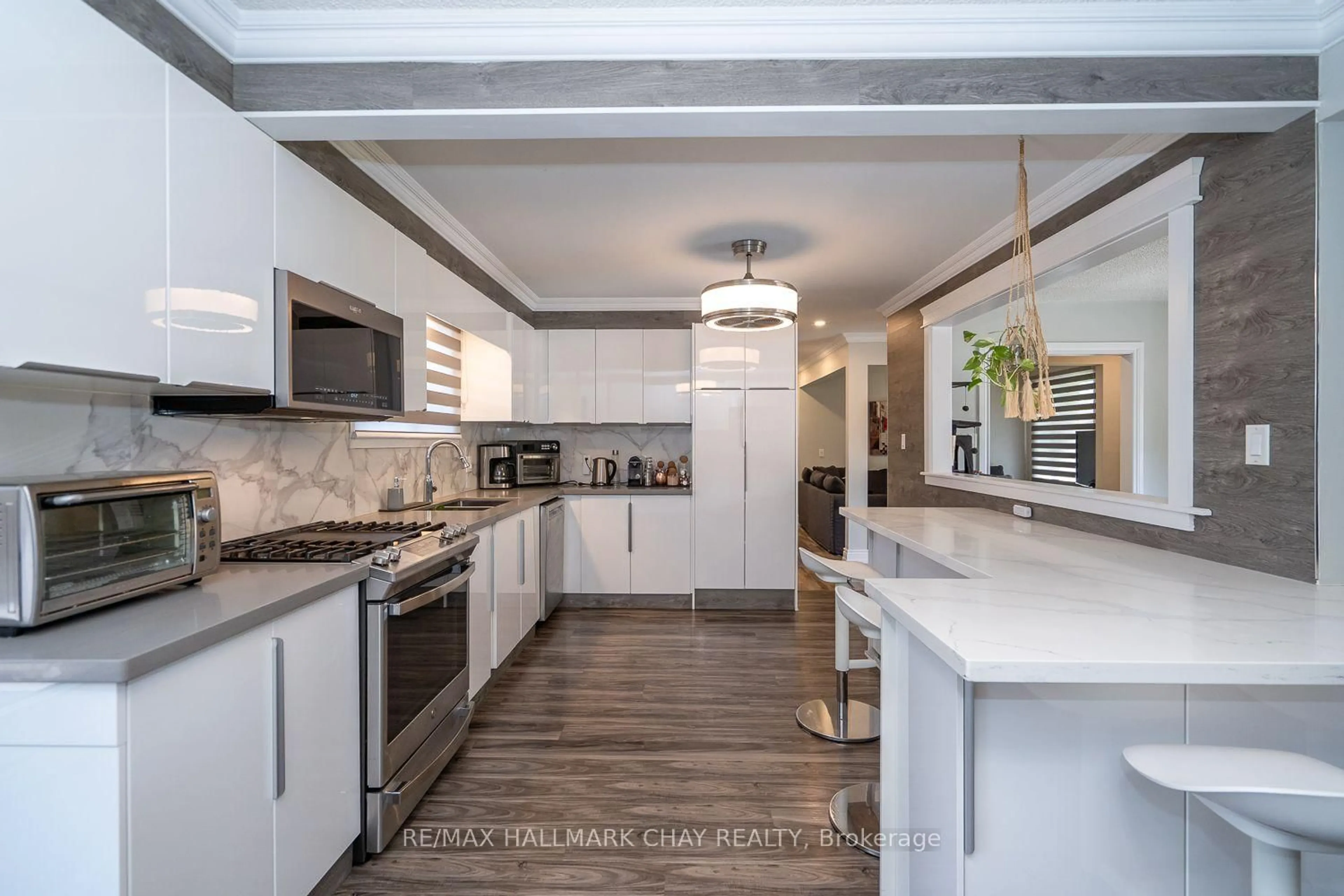 Open concept kitchen, ceramic/tile floor for 314 Centre St, New Tecumseth Ontario L0G 1A0