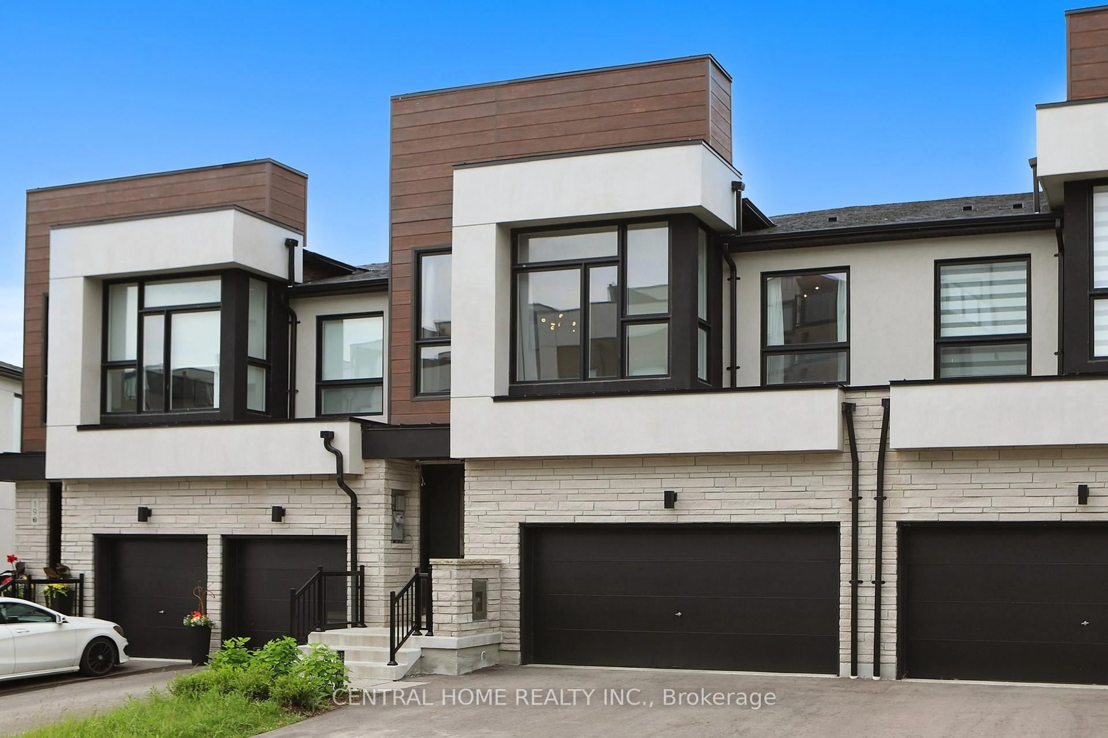 Home with brick exterior material, street for 17 Knollview Lane, Richmond Hill Ontario L4E 1H7