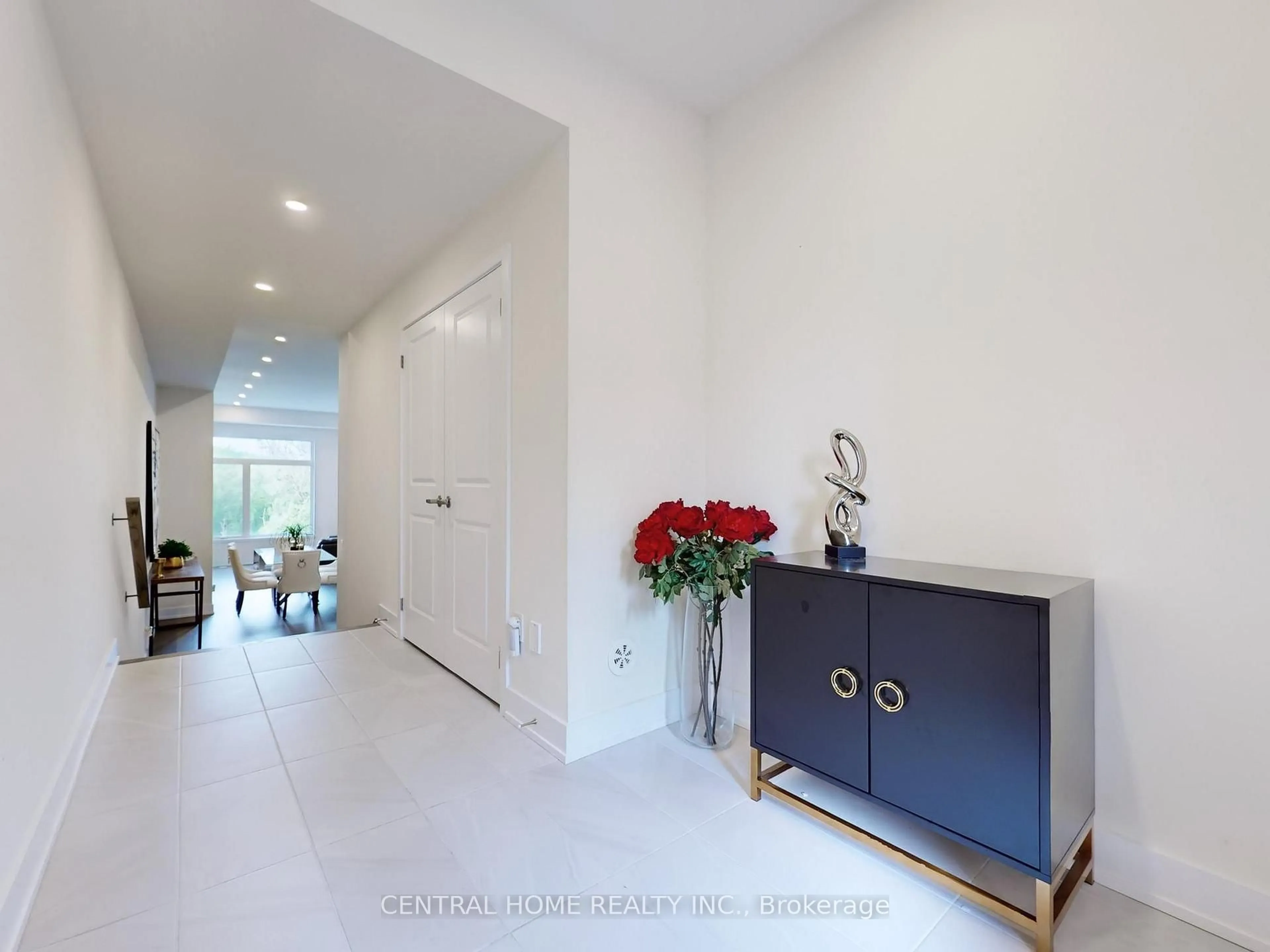 Indoor entryway for 17 Knollview Lane, Richmond Hill Ontario L4E 1H7