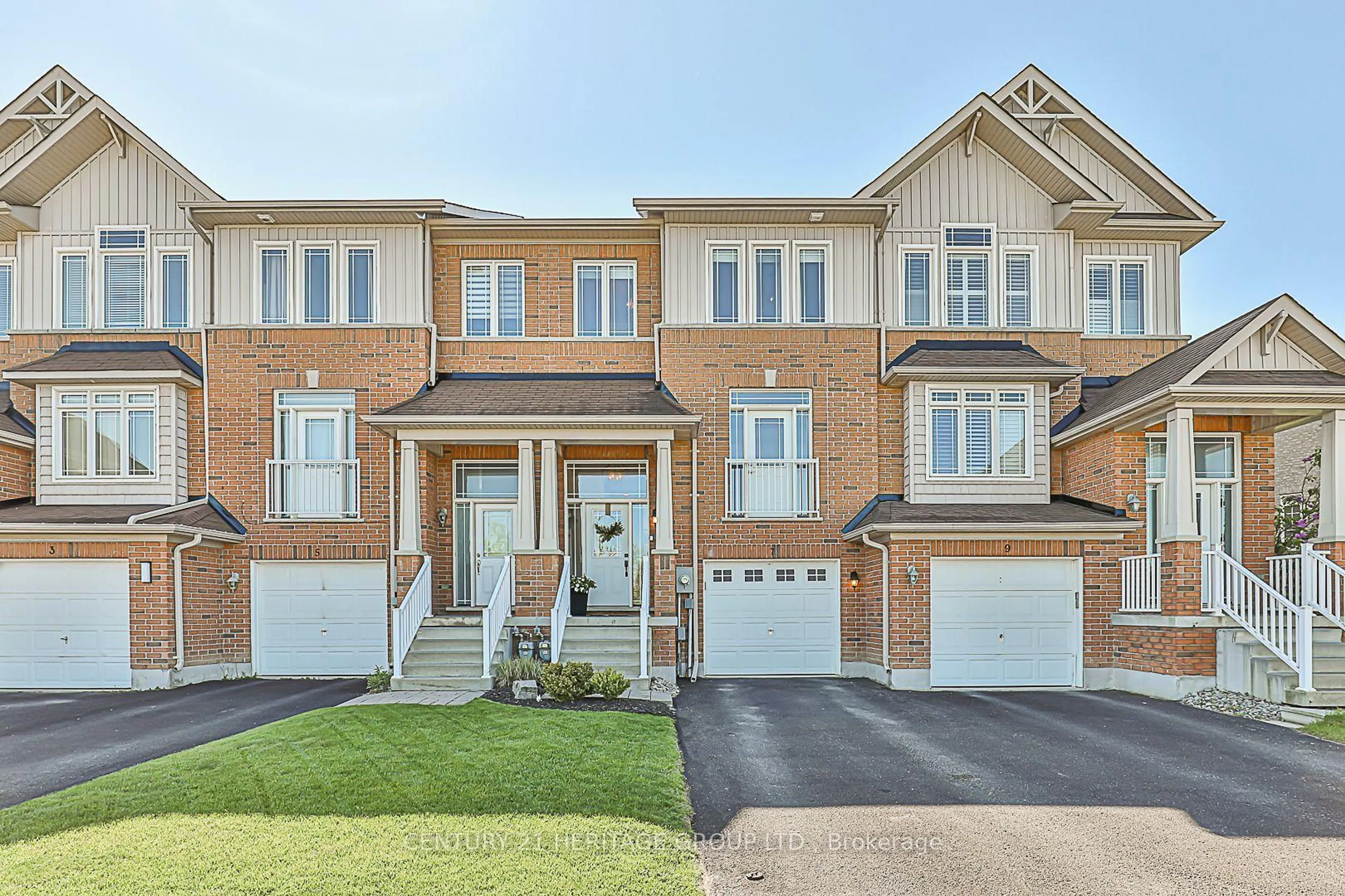 Home with brick exterior material, street for 7 Arthur Case Cres, East Gwillimbury Ontario L0G 1M0
