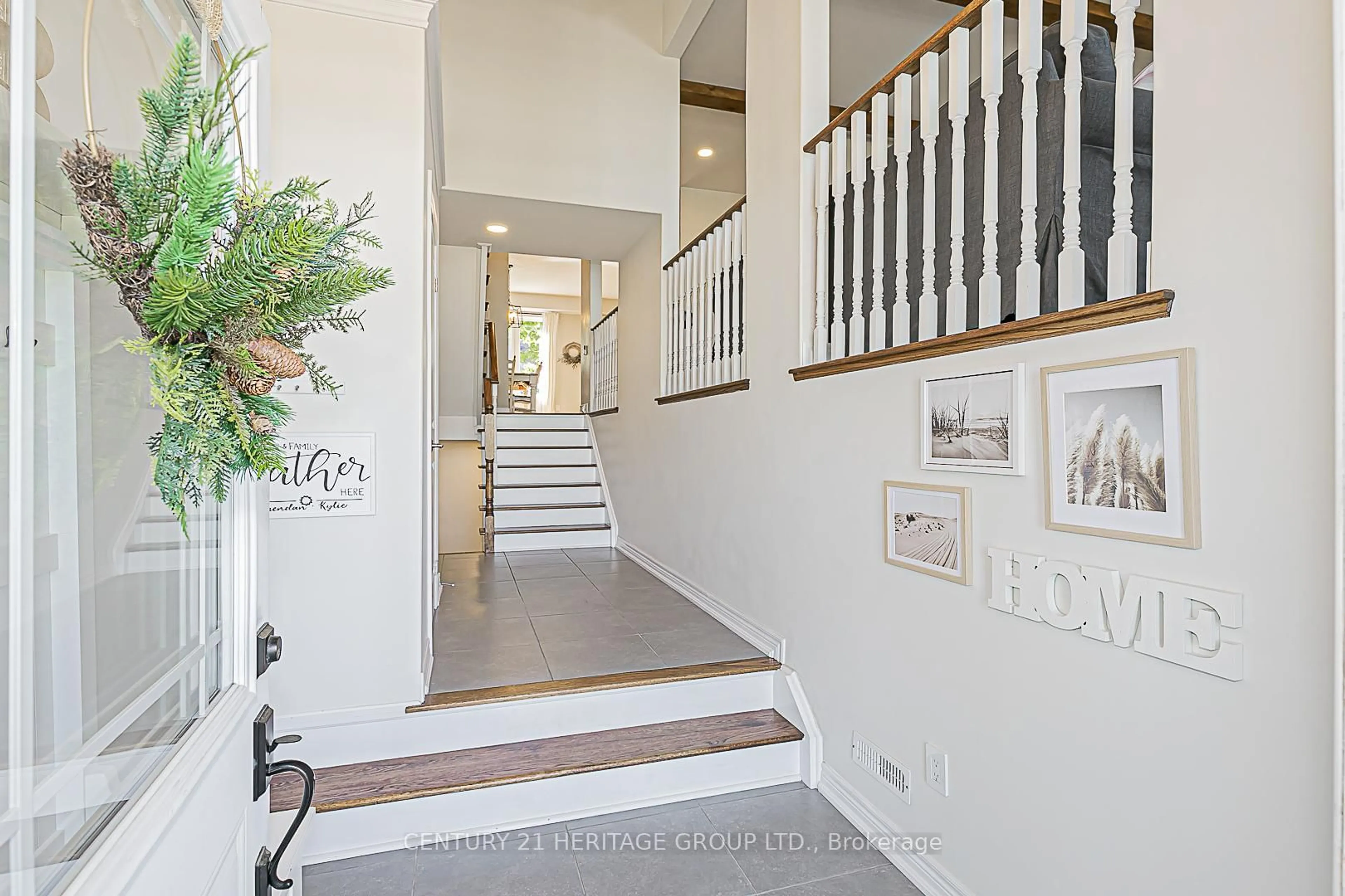 Indoor entryway for 7 Arthur Case Cres, East Gwillimbury Ontario L0G 1M0