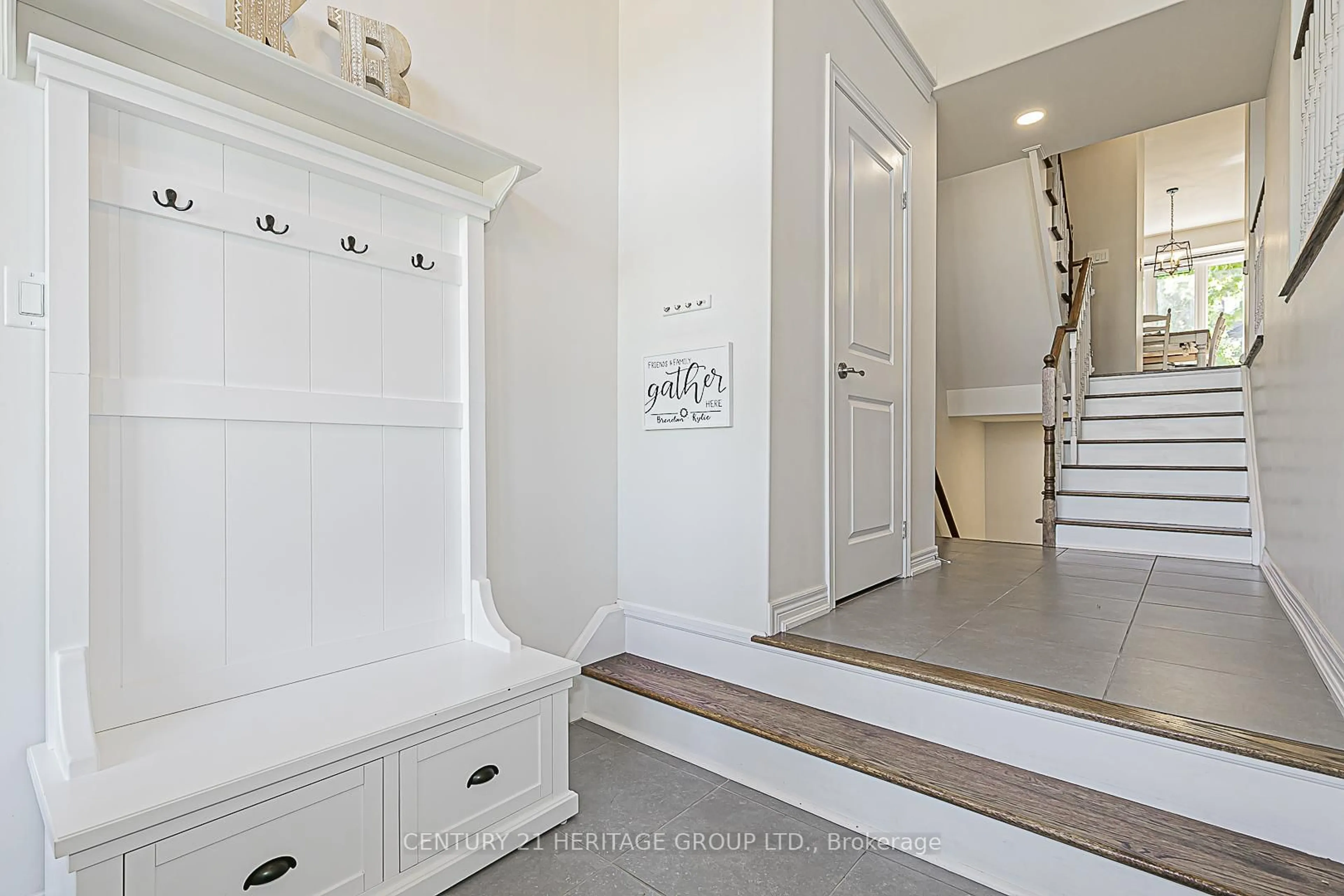 Indoor entryway for 7 Arthur Case Cres, East Gwillimbury Ontario L0G 1M0