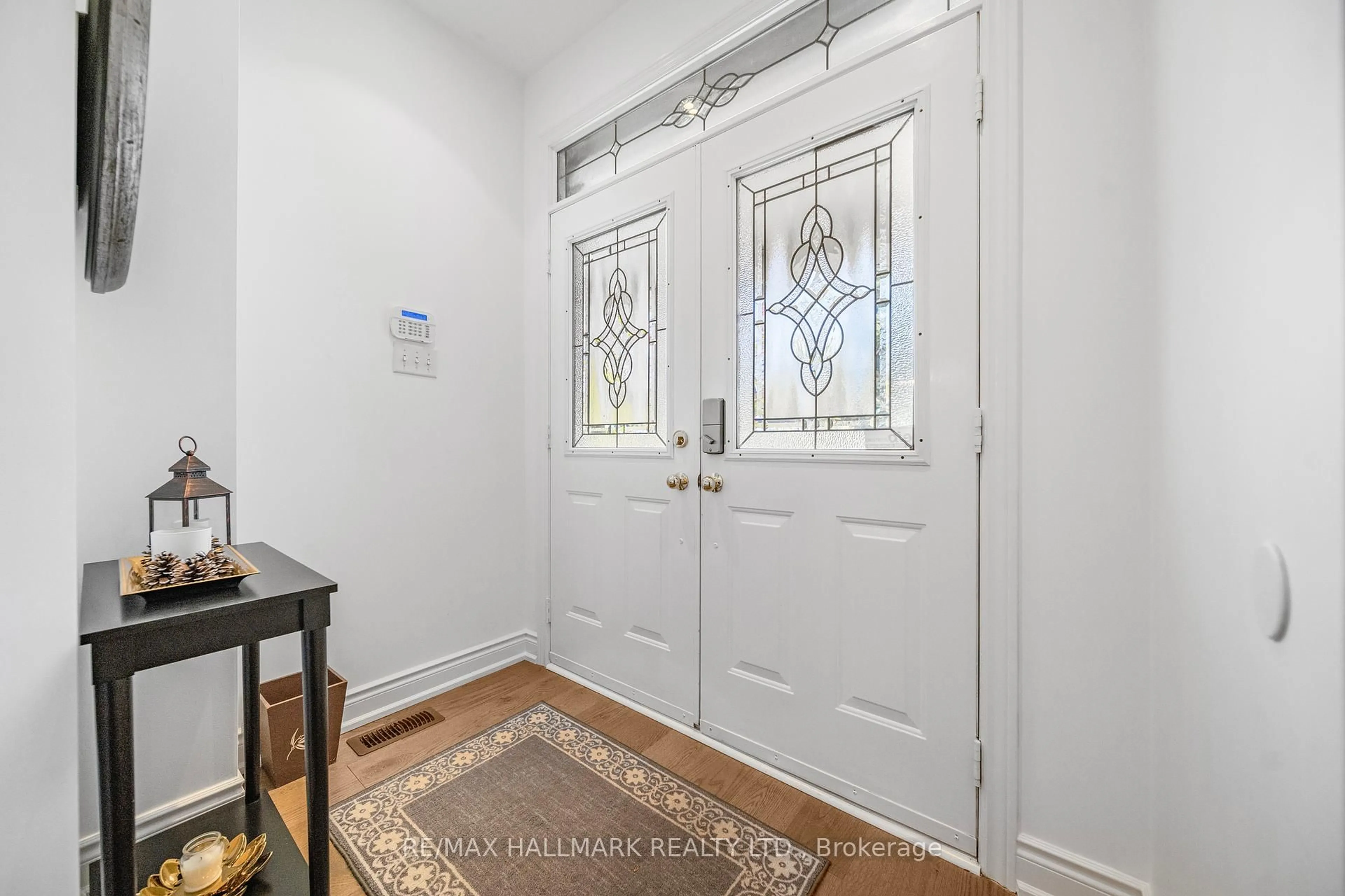 Indoor entryway for 70 Deerwood Cres, Richmond Hill Ontario L4E 4B4
