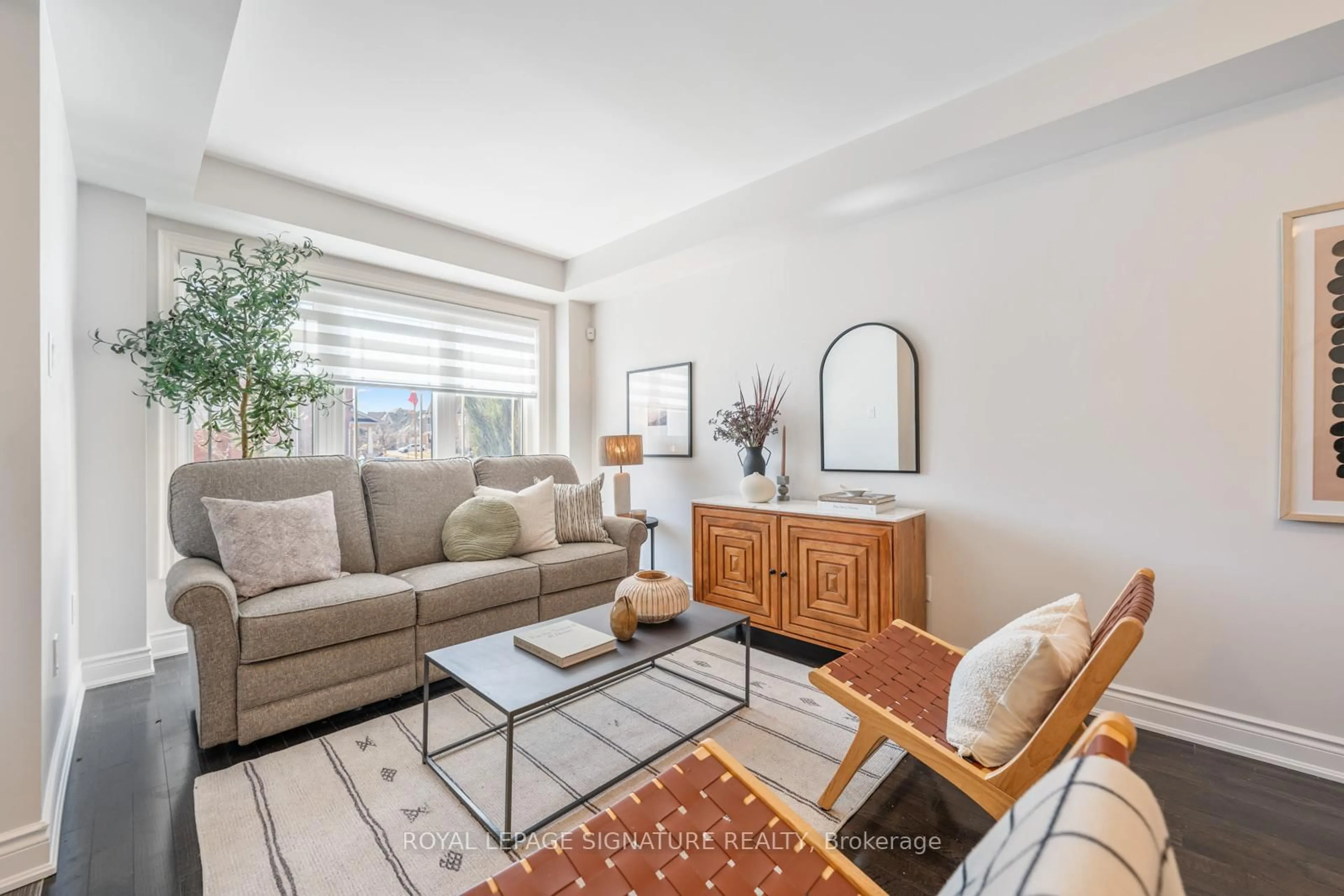 Living room with furniture, unknown for 48 Sequin Dr, Richmond Hill Ontario L4E 0J2