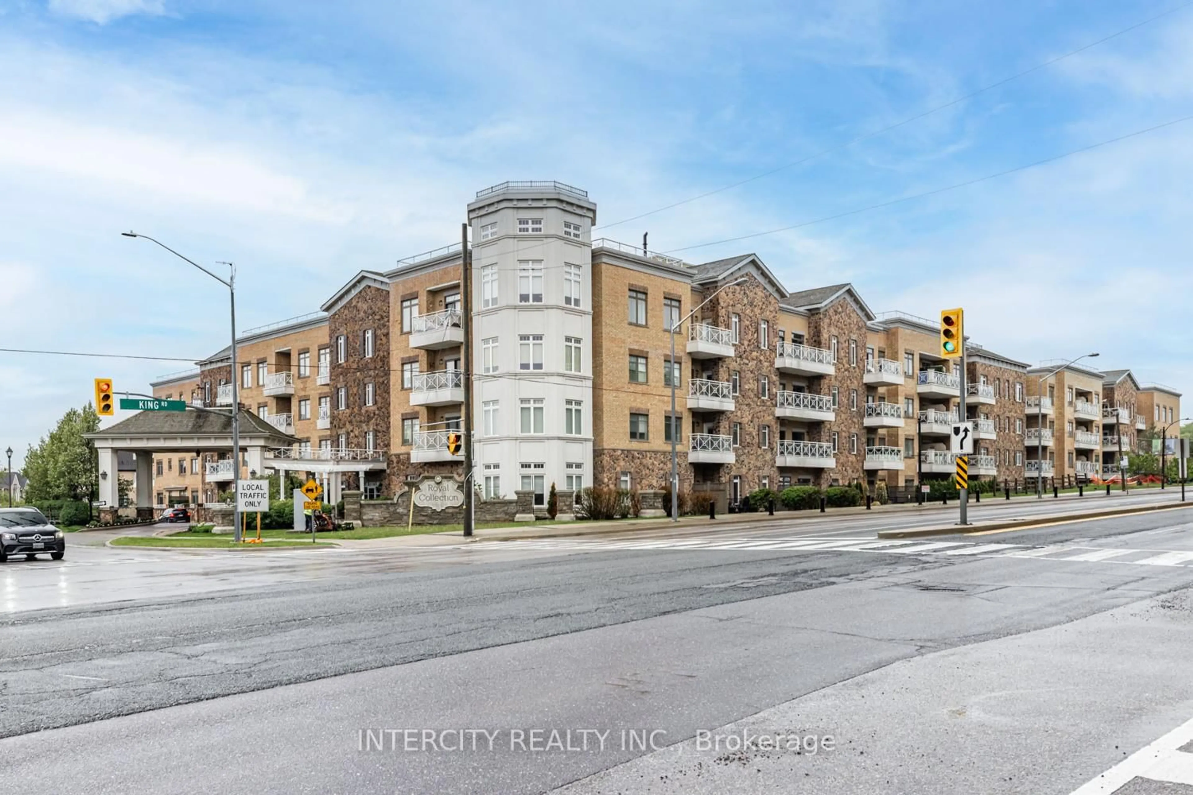 A pic from outside/outdoor area/front of a property/back of a property/a pic from drone, street for 80 Burns Blvd #428, King Ontario L7B 0B3