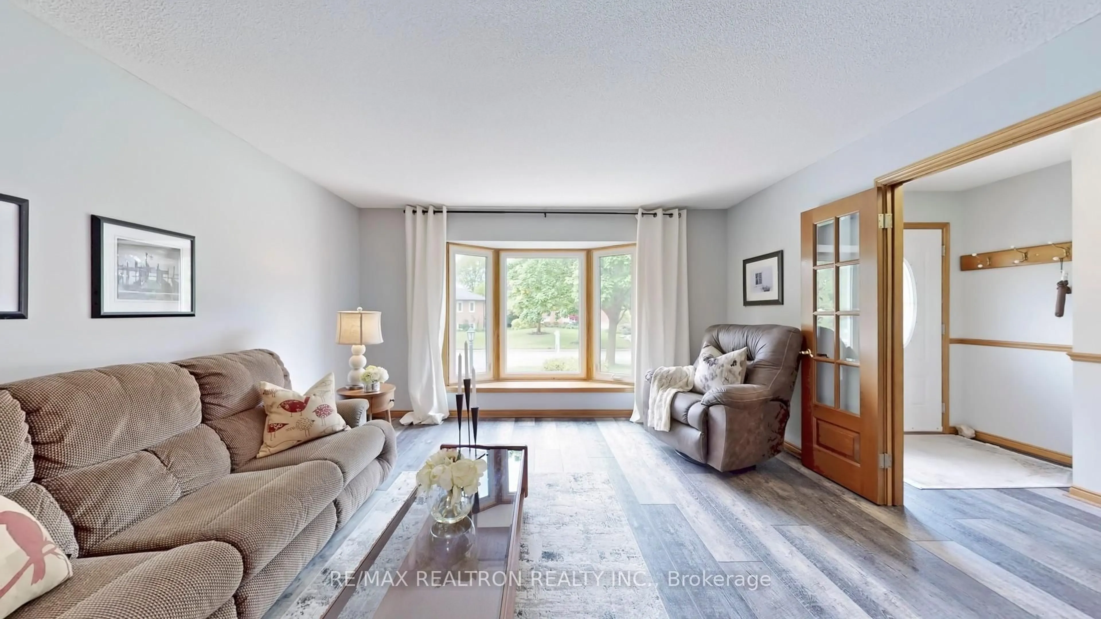Living room with furniture, wood/laminate floor for 5 Toby Crt, East Gwillimbury Ontario L9N 1K3