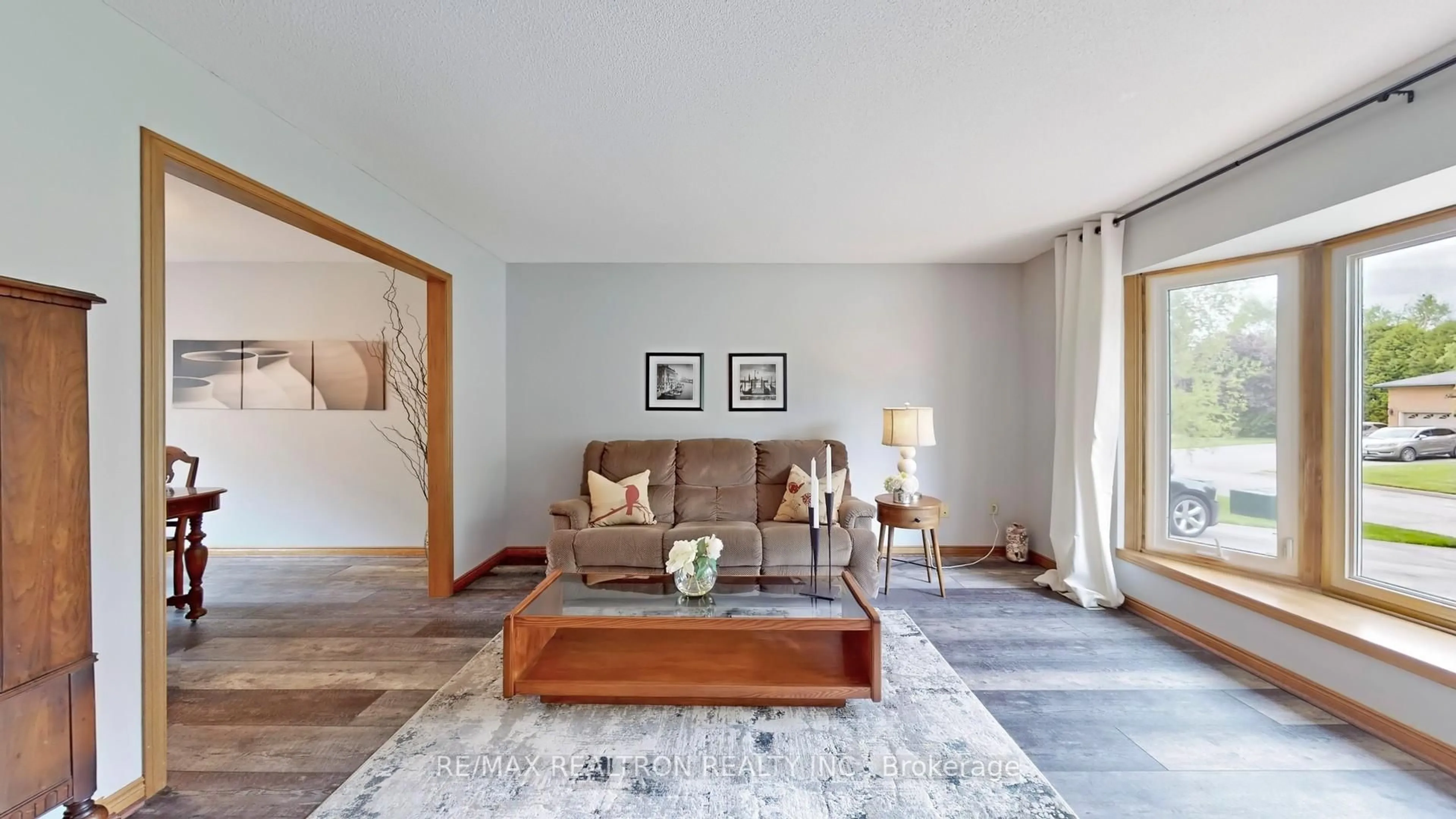 Living room with furniture, unknown for 5 Toby Crt, East Gwillimbury Ontario L9N 1K3