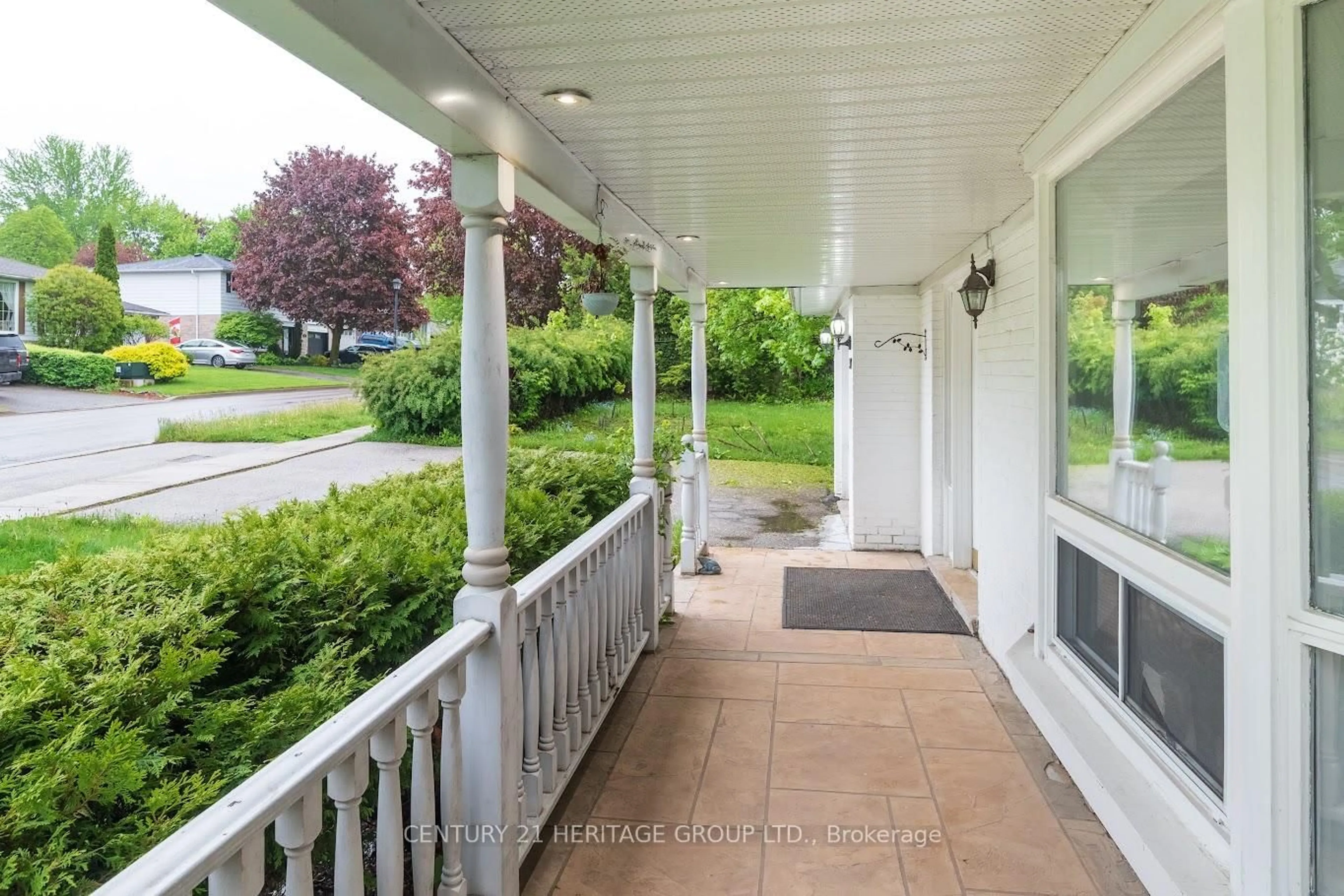 Patio, street for 307 Towercrest Dr, Newmarket Ontario L3Y 1C1
