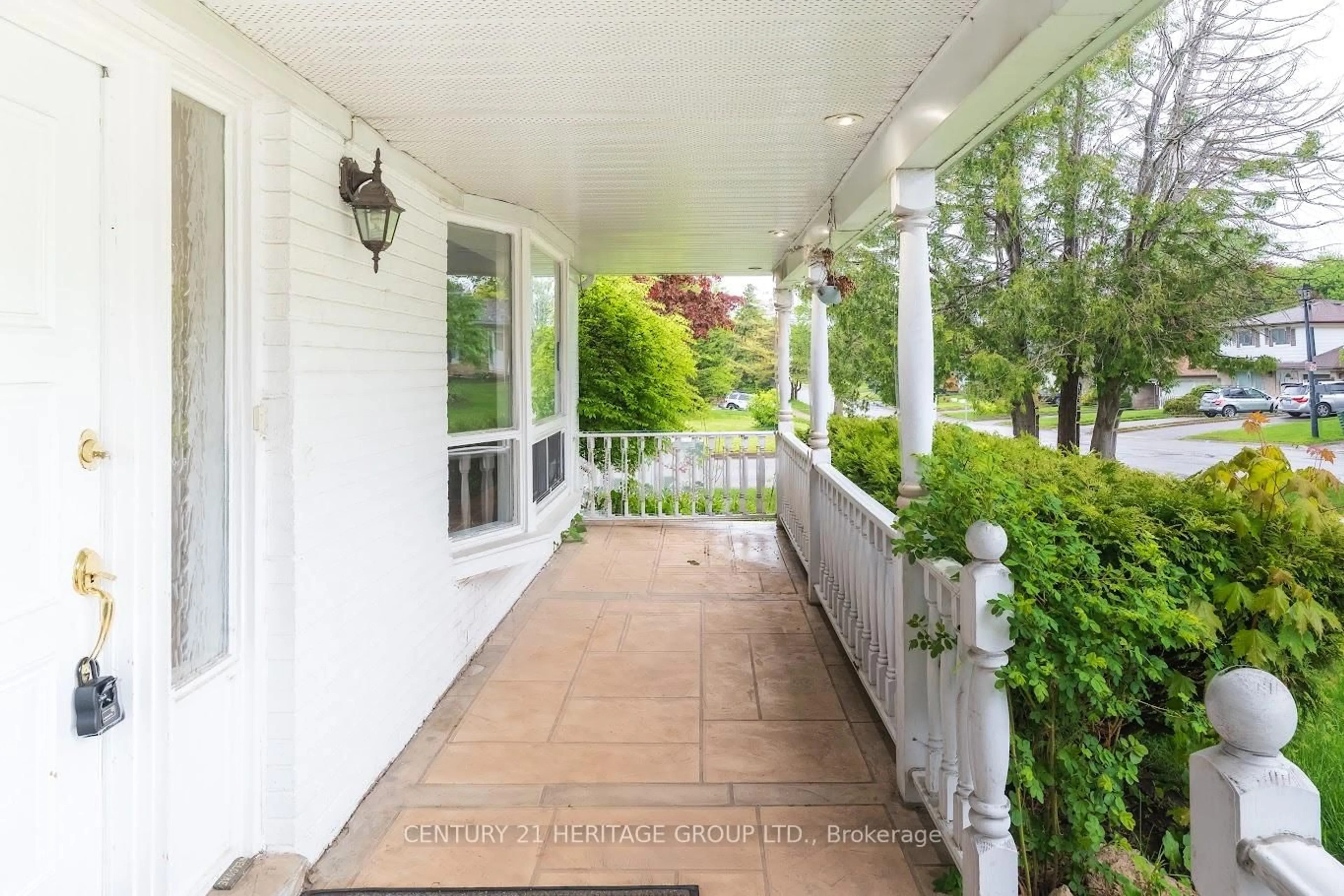 Patio, street for 307 Towercrest Dr, Newmarket Ontario L3Y 1C1