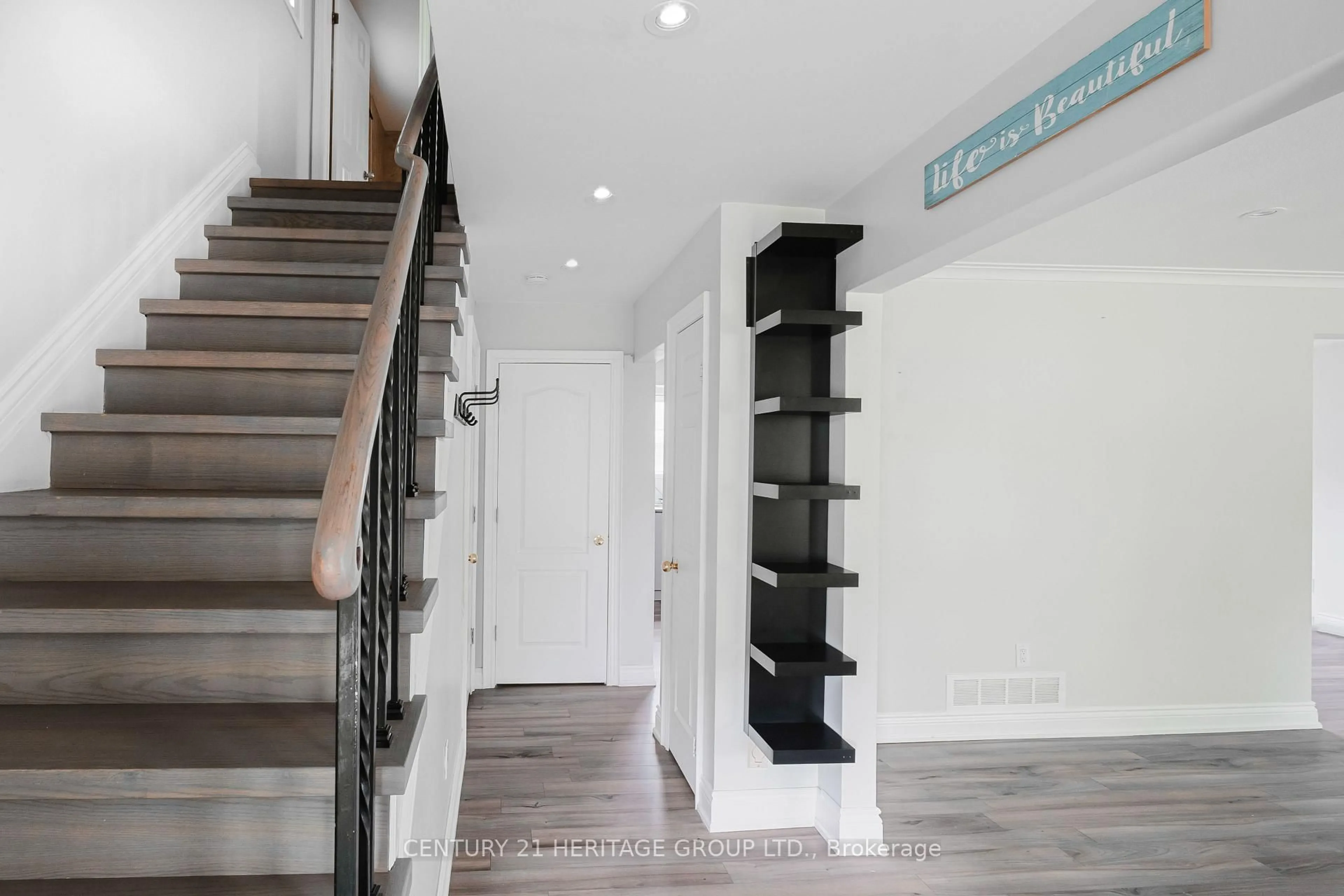 Indoor entryway for 307 Towercrest Dr, Newmarket Ontario L3Y 1C1