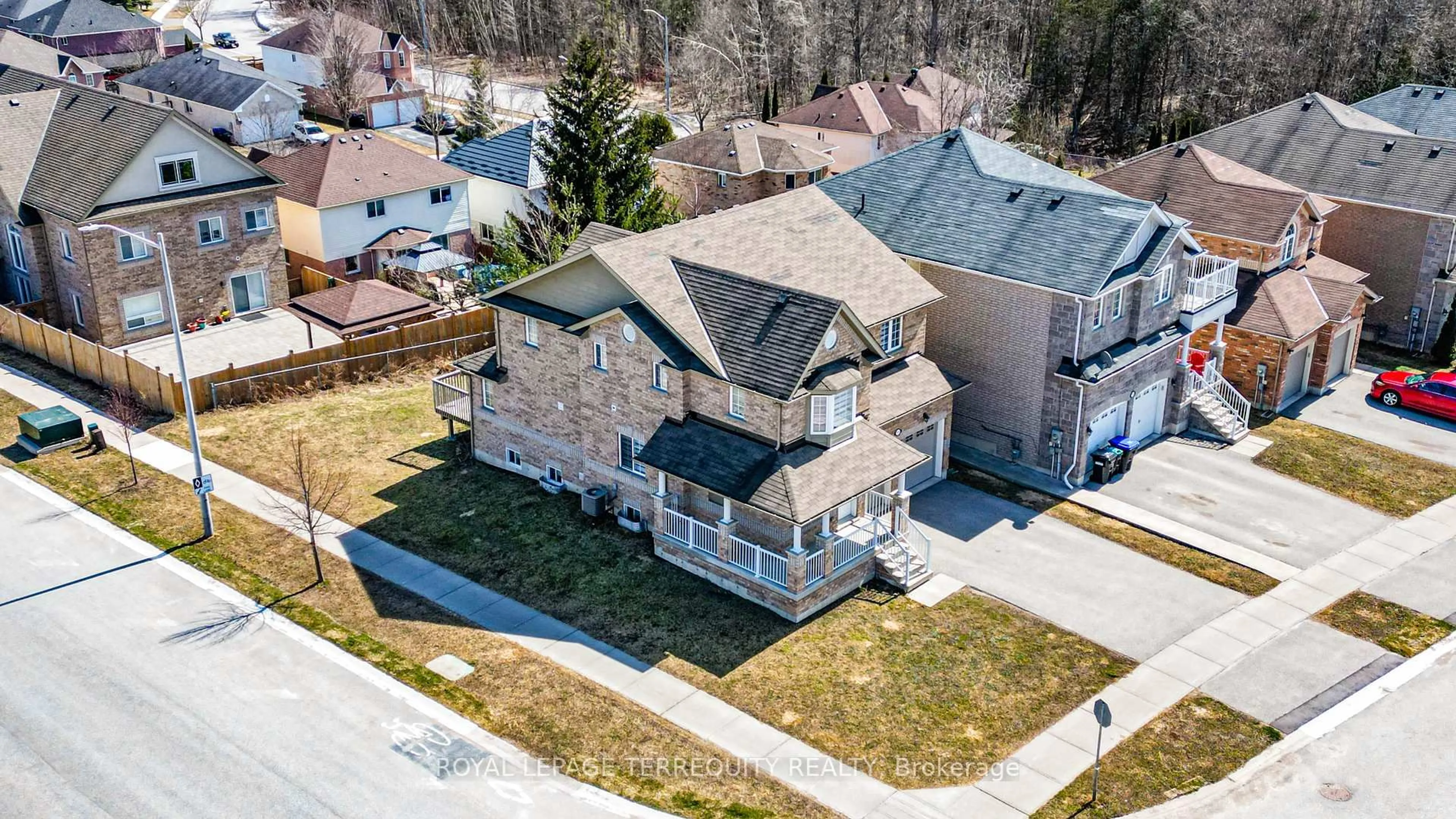 A pic from outside/outdoor area/front of a property/back of a property/a pic from drone, street for 2251 Whitewood Cres, Innisfil Ontario L9S 0G3