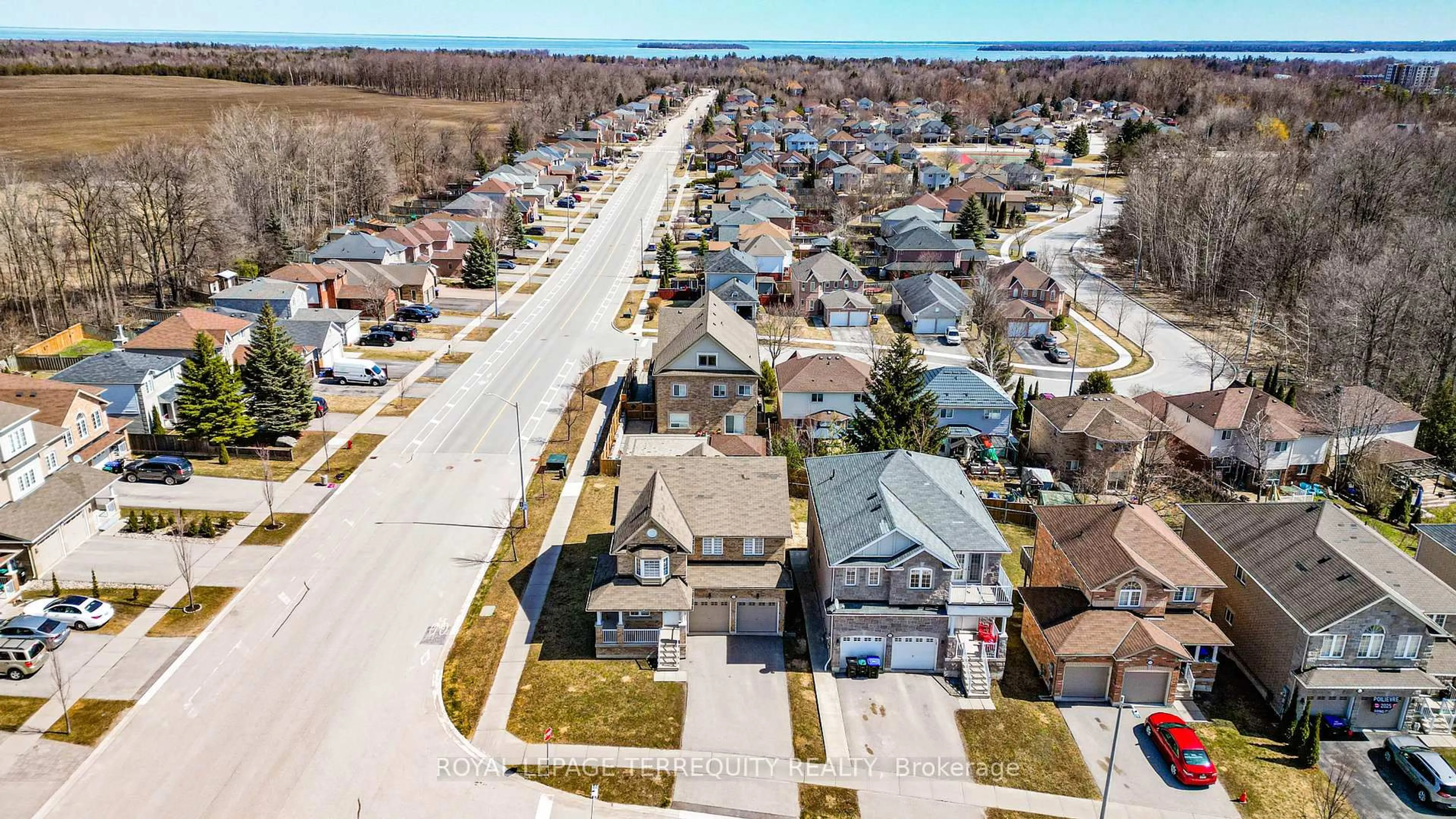 A pic from outside/outdoor area/front of a property/back of a property/a pic from drone, street for 2251 Whitewood Cres, Innisfil Ontario L9S 0G3