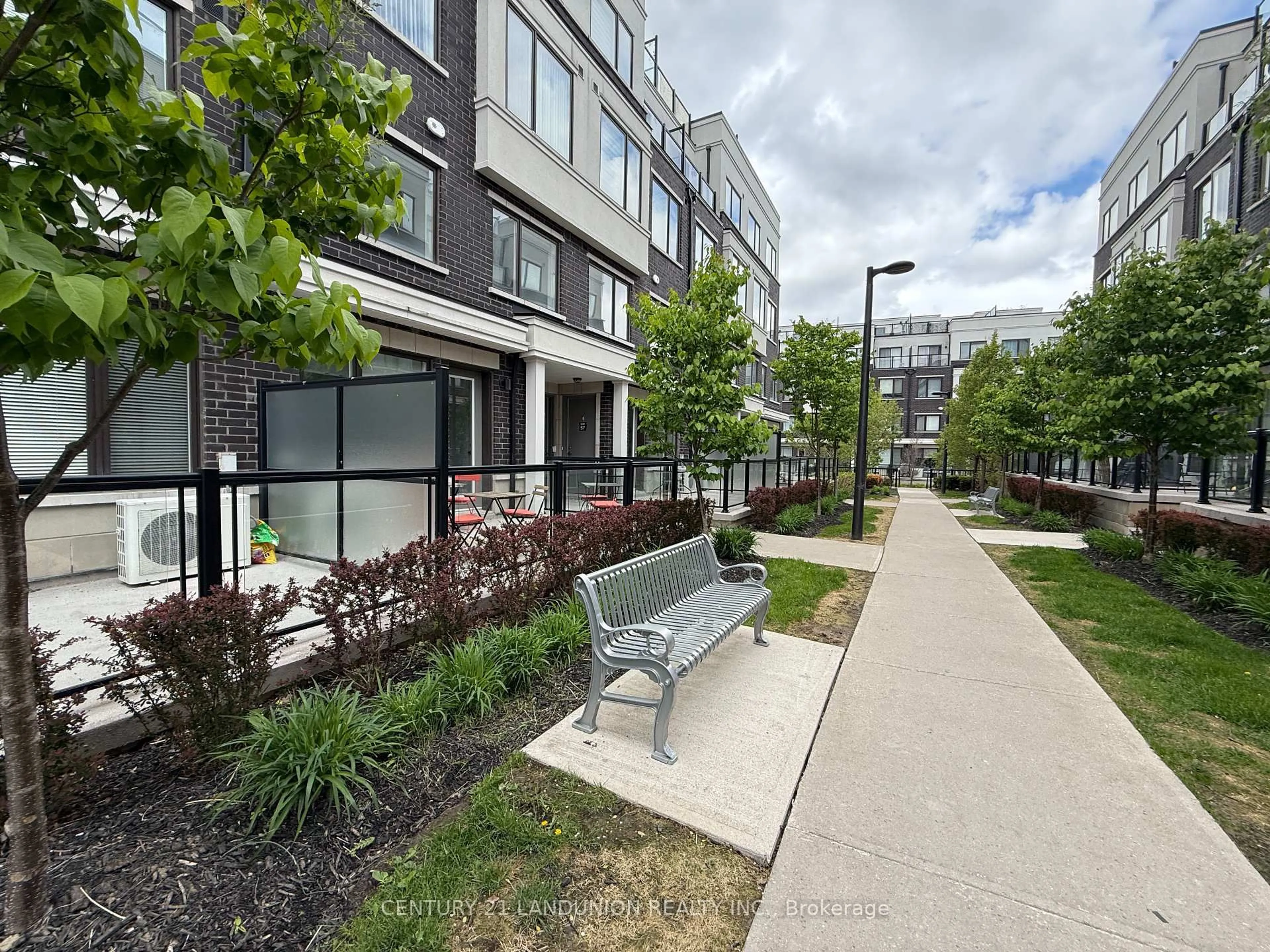 Patio, street for 300 Alex Gardner Circ #57, Aurora Ontario L4G 3G5