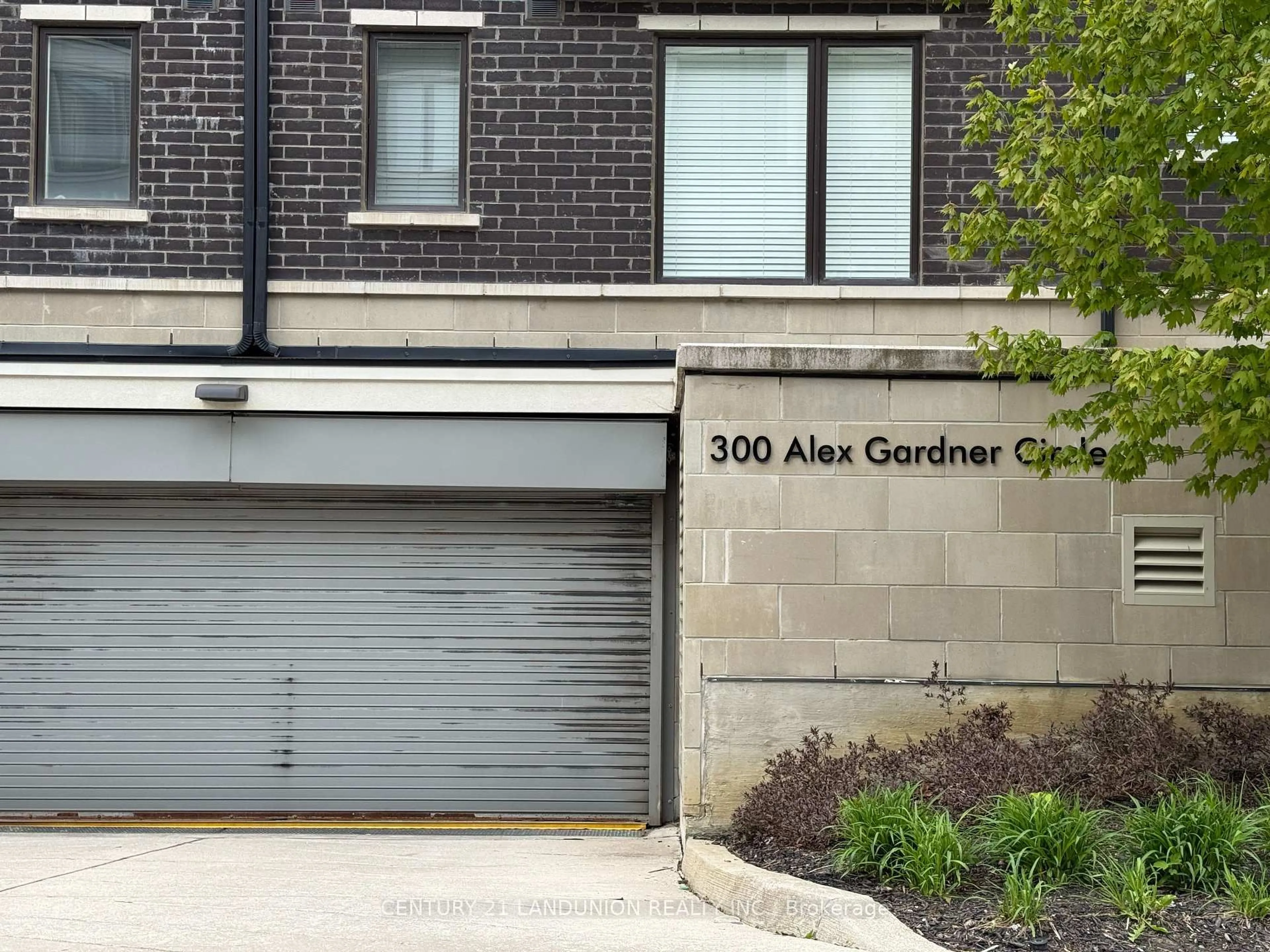Unknown for 300 Alex Gardner Circ #57, Aurora Ontario L4G 3G5