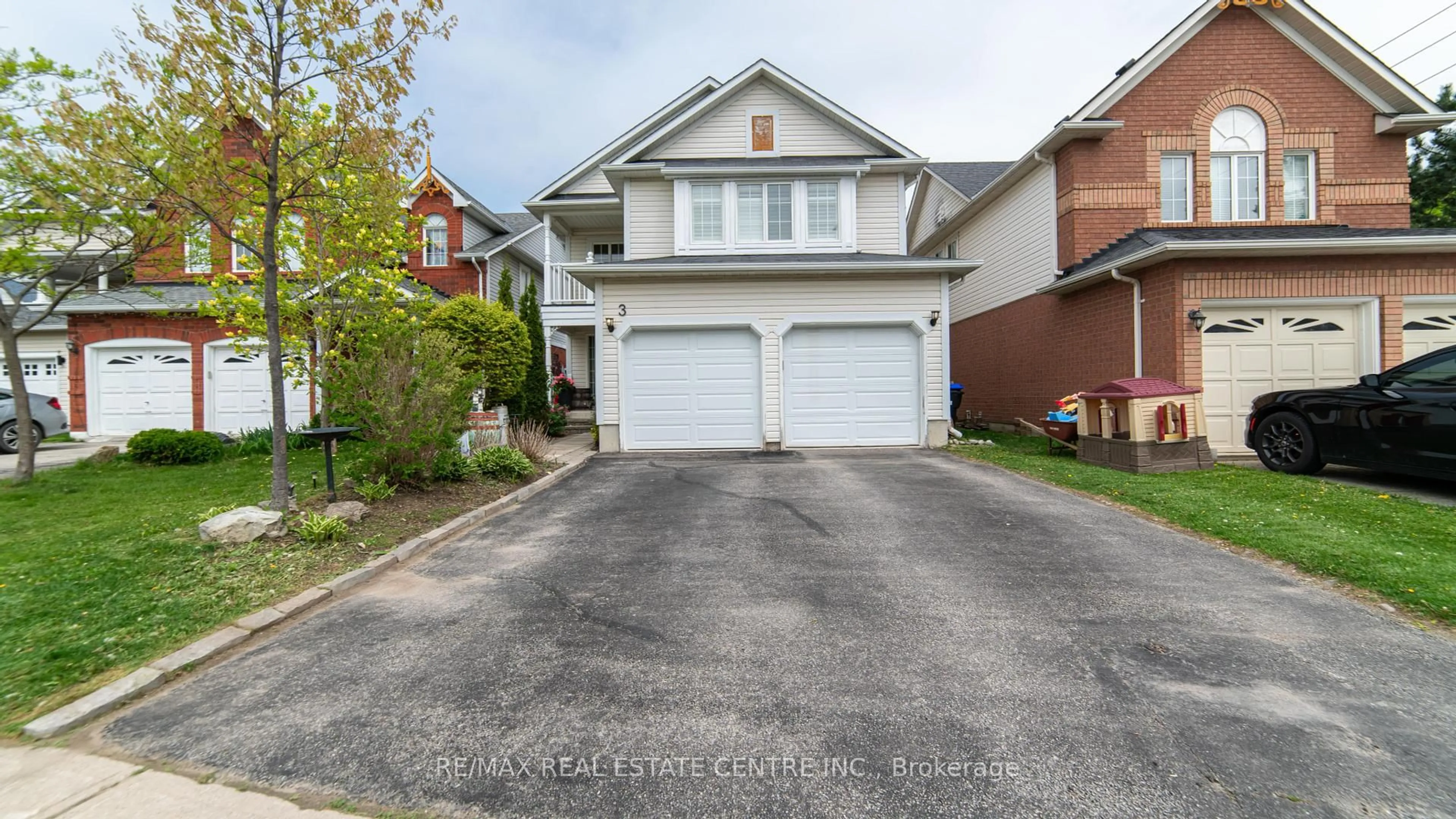 Home with vinyl exterior material, street for 3 Mccurdy Dr, New Tecumseth Ontario L0G 1W0