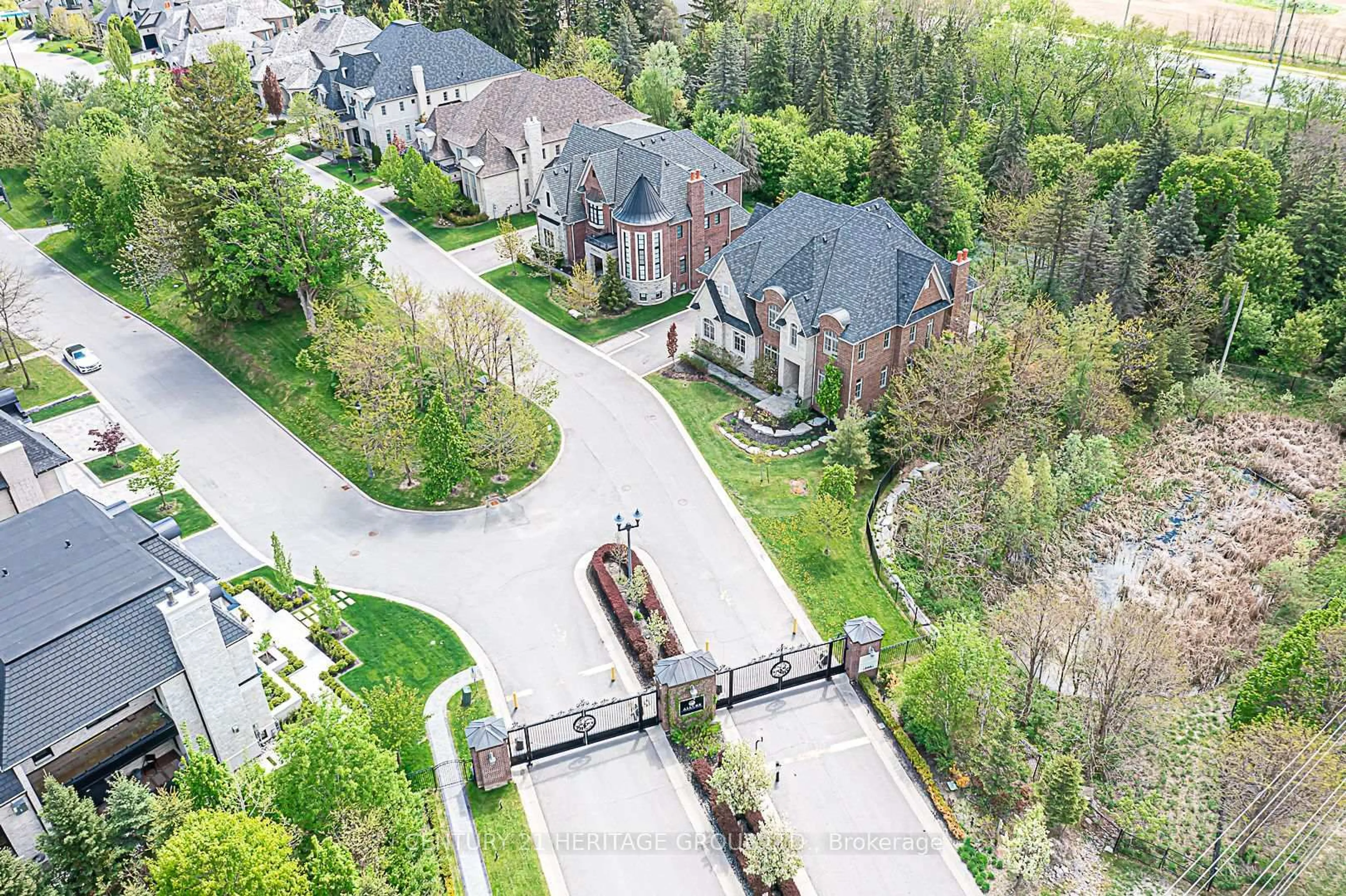 A pic from outside/outdoor area/front of a property/back of a property/a pic from drone, street for 15 Davina Circ, Aurora Ontario L4G 0M2