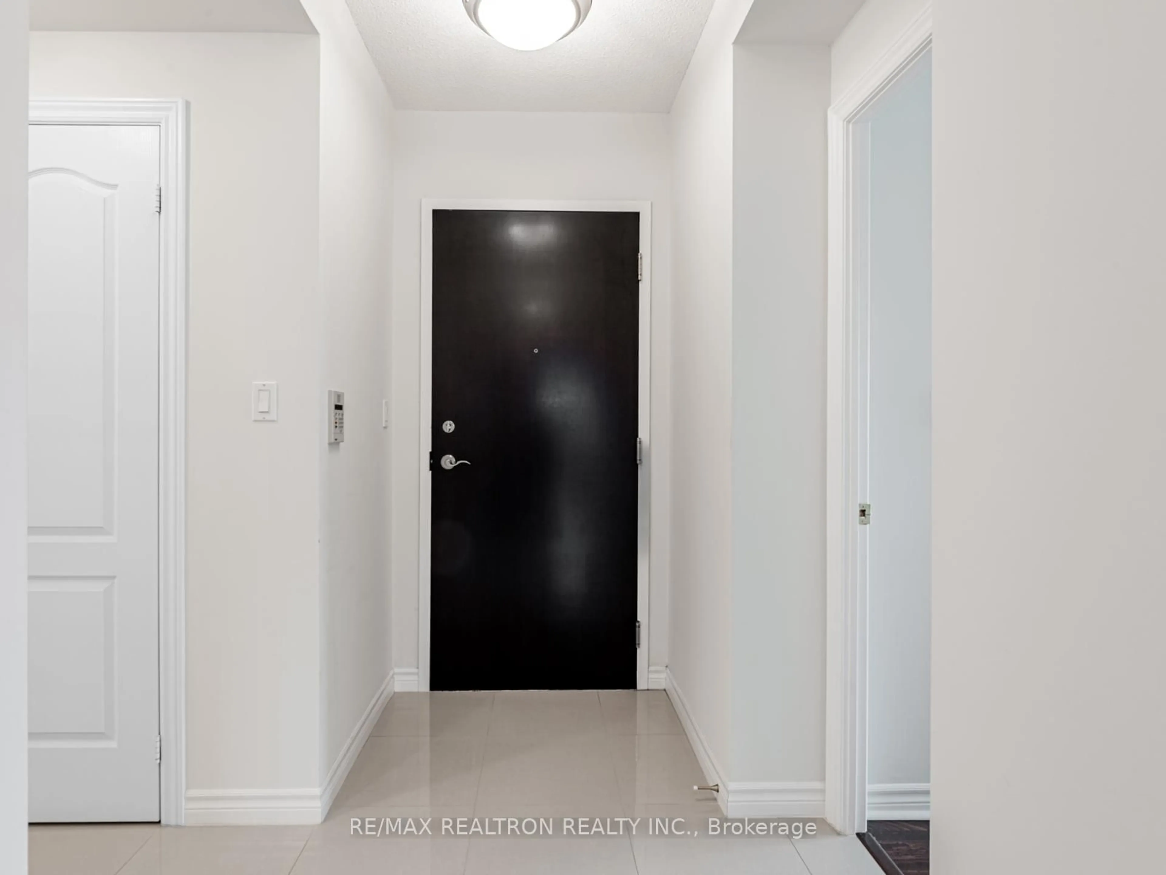 Indoor entryway for 88 Promenade Circ #1011, Vaughan Ontario L4J 9A4