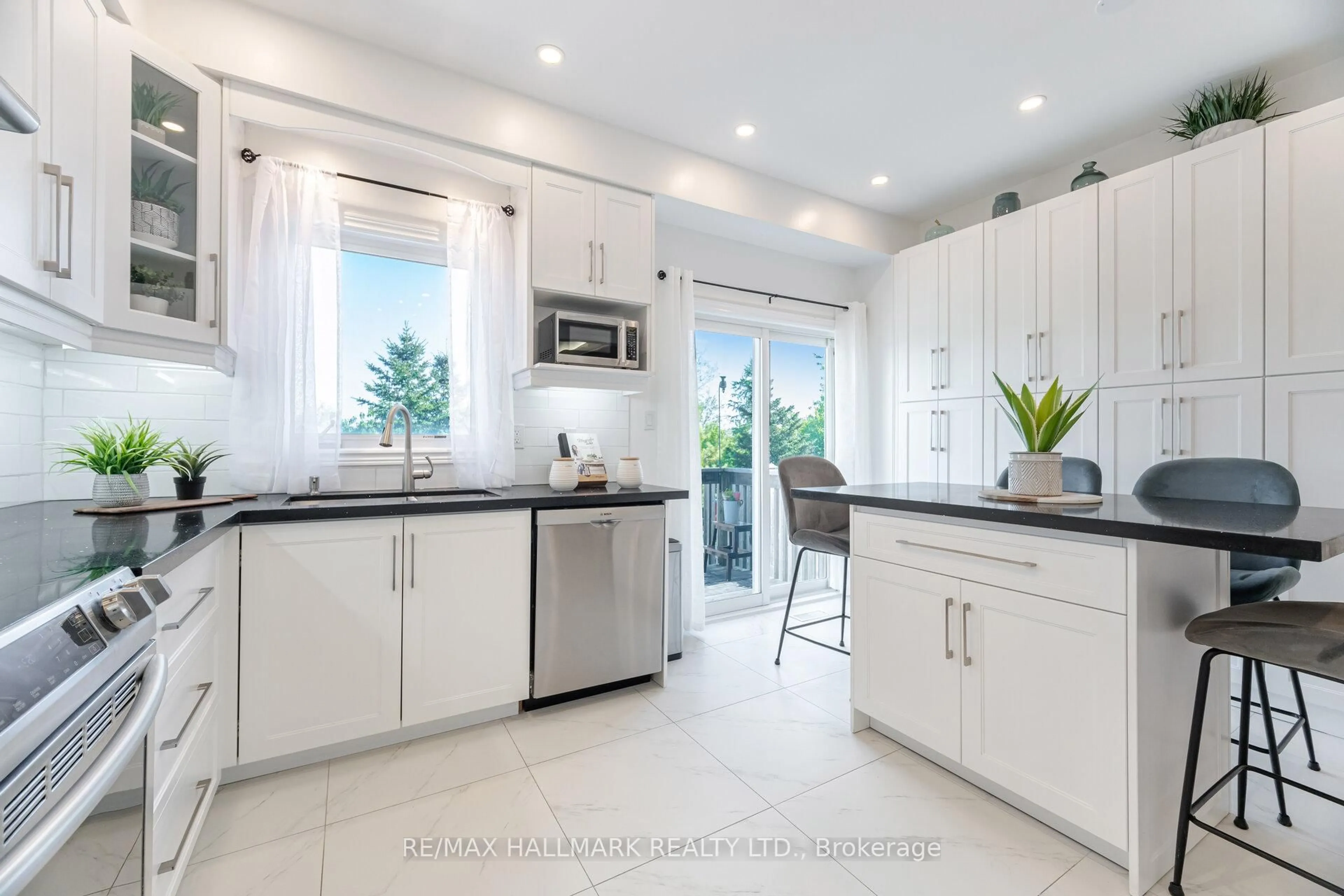 Contemporary kitchen, ceramic/tile floor for 569 Reeves Way Blvd, Whitchurch-Stouffville Ontario L4A 0H1