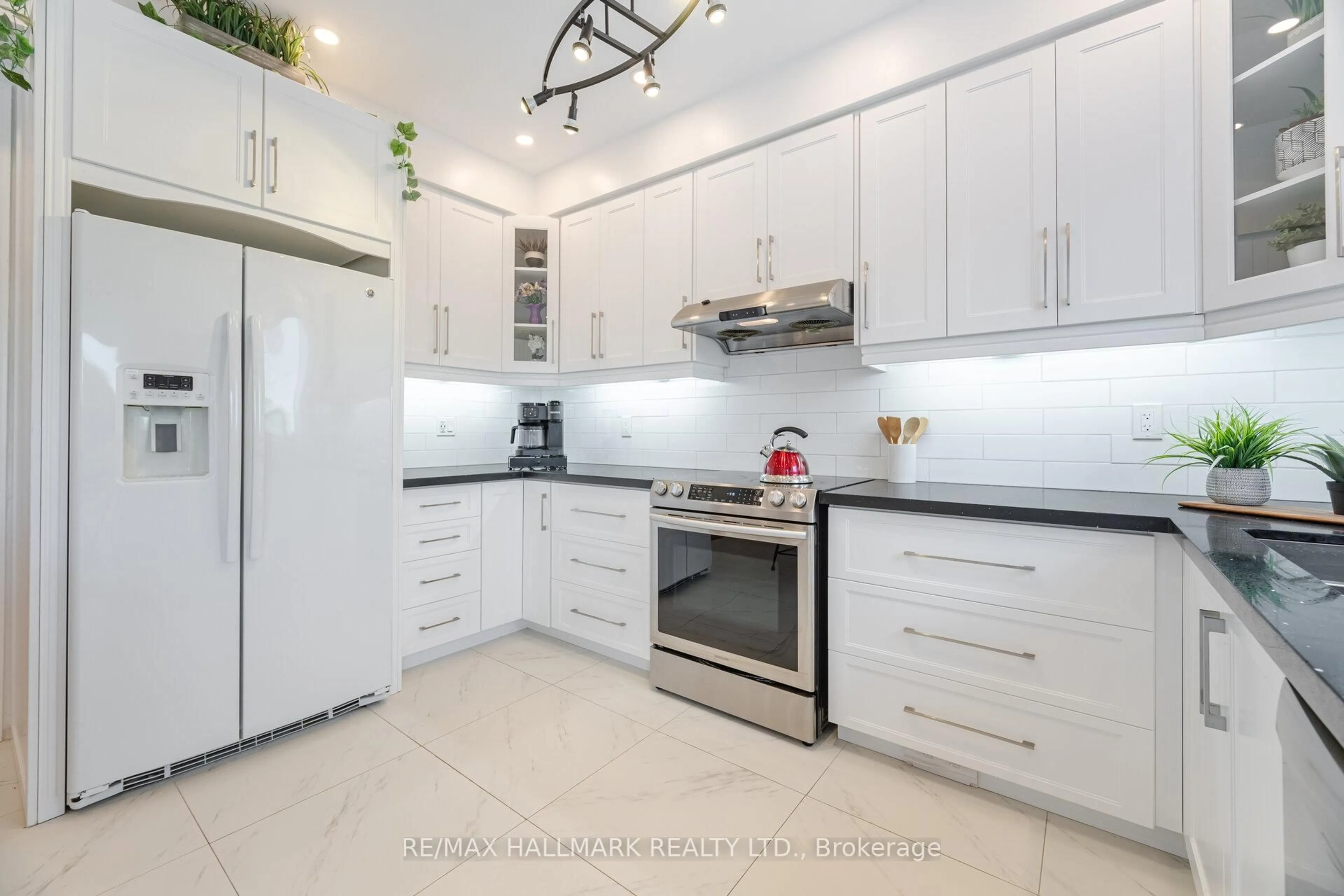 Contemporary kitchen, ceramic/tile floor for 569 Reeves Way Blvd, Whitchurch-Stouffville Ontario L4A 0H1