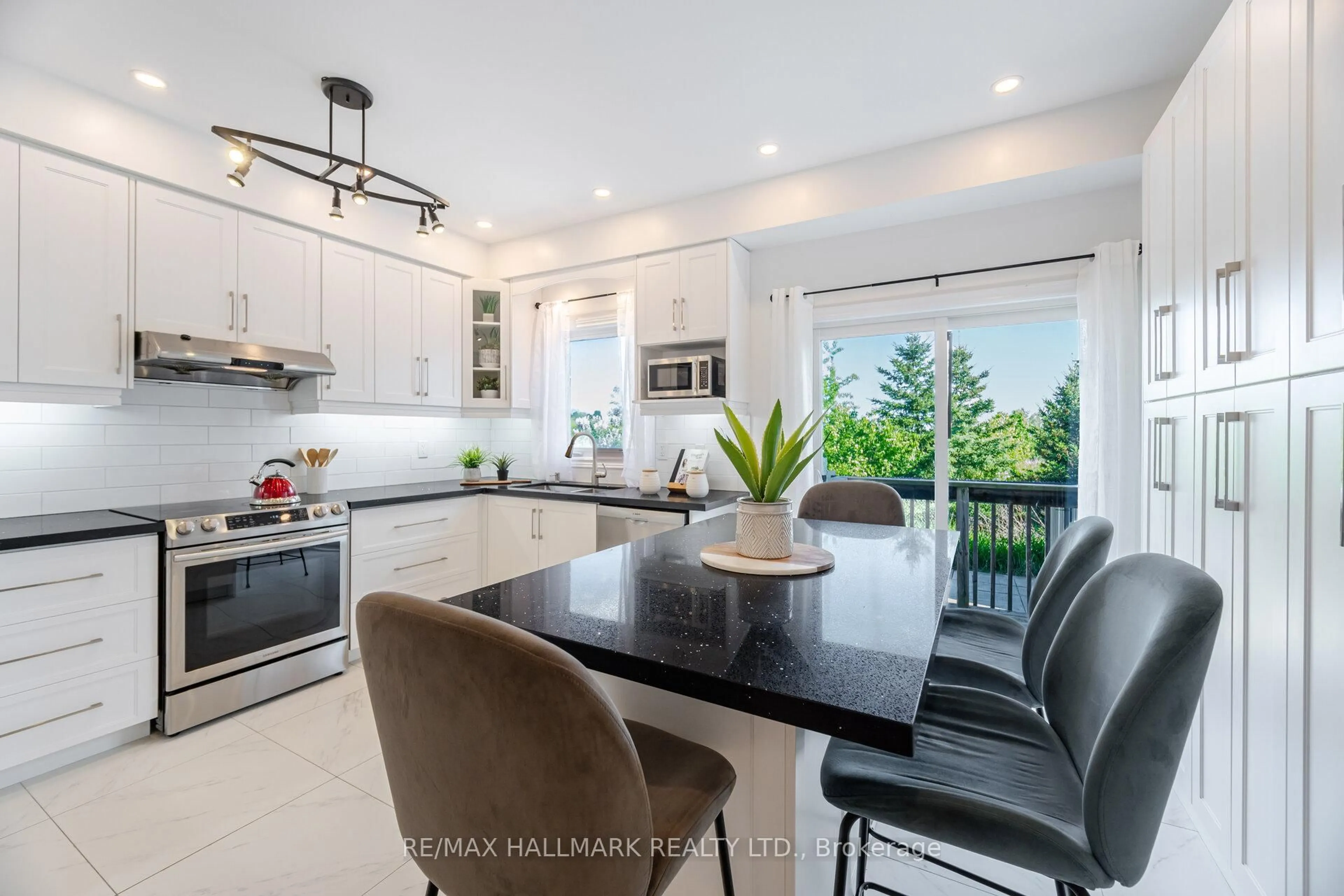 Contemporary kitchen, ceramic/tile floor for 569 Reeves Way Blvd, Whitchurch-Stouffville Ontario L4A 0H1