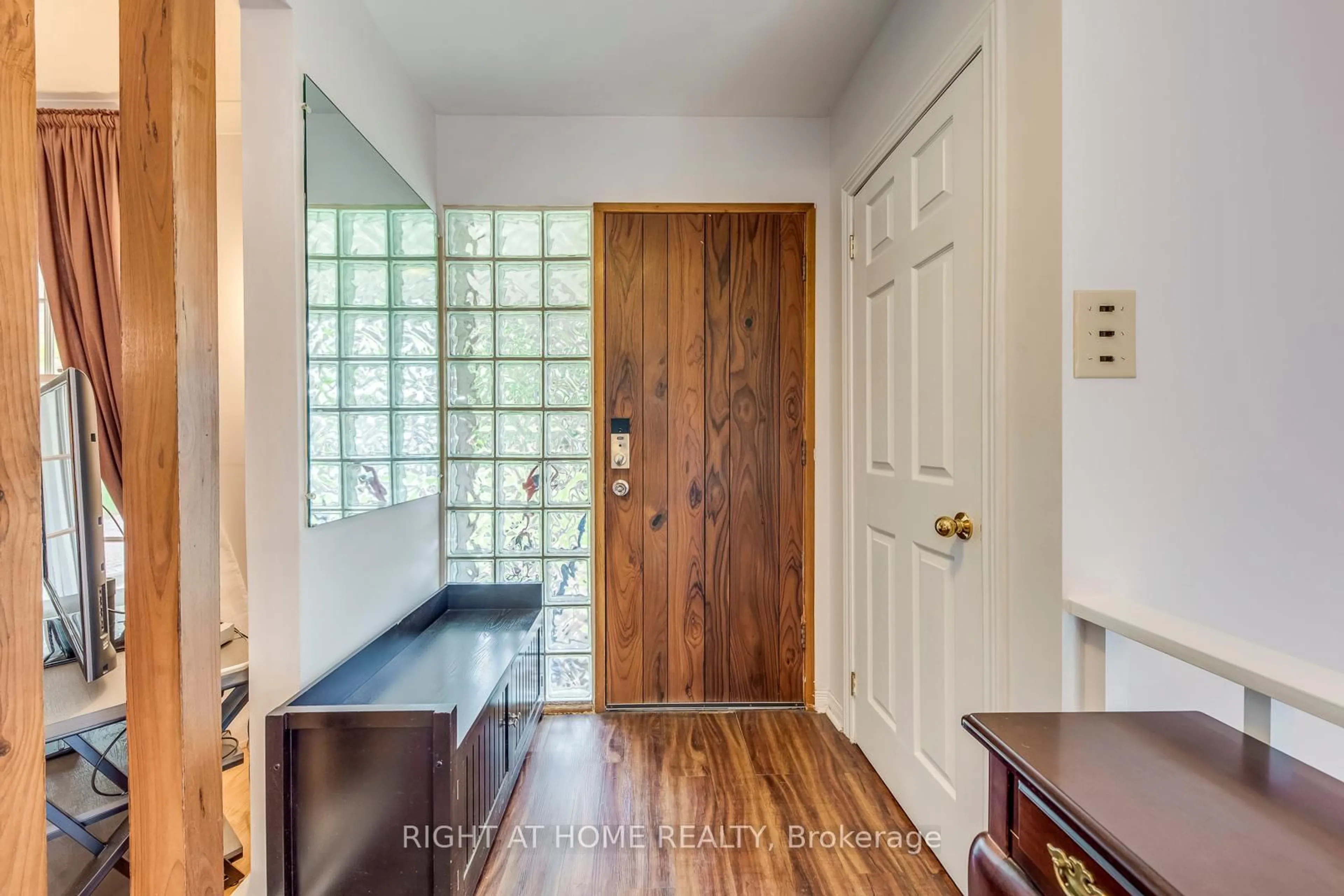 Indoor entryway for 145 Highland Park Blvd, Markham Ontario L3T 1B8