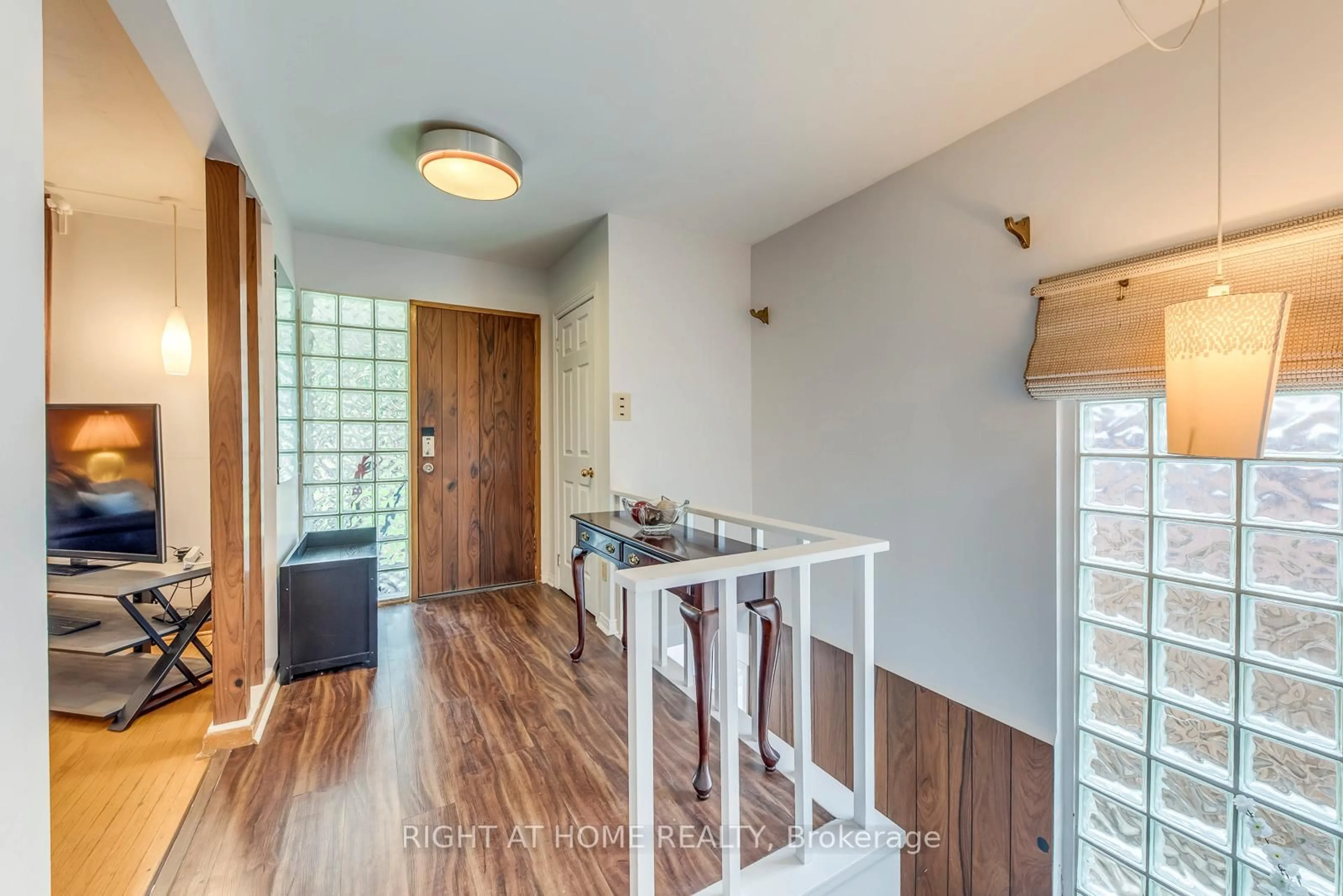 Indoor entryway for 145 Highland Park Blvd, Markham Ontario L3T 1B8