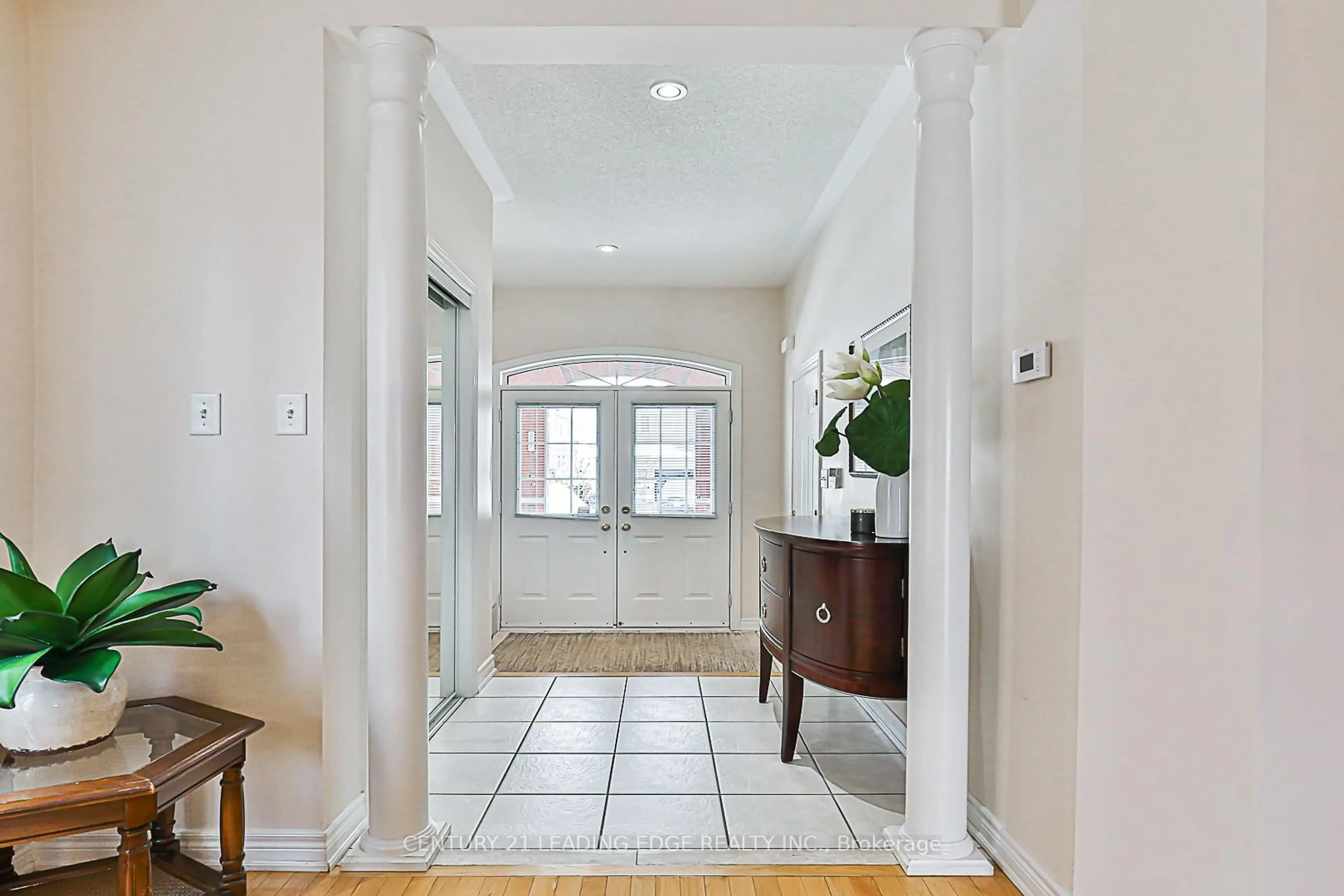 Indoor entryway for 201 TERRA Rd, Vaughan Ontario L4L 3J4