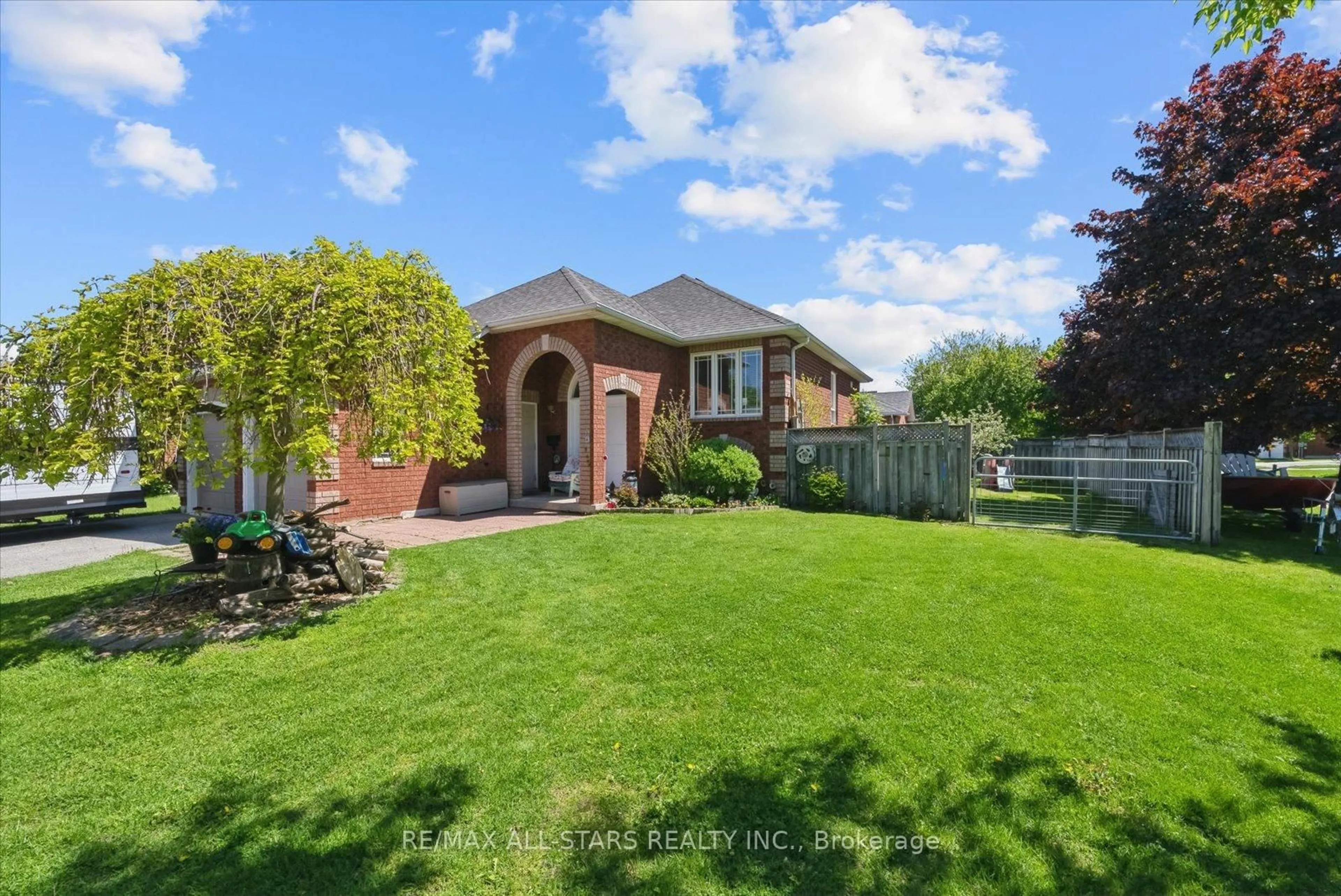 A pic from outside/outdoor area/front of a property/back of a property/a pic from drone, street for 20 Fairwood Dr, Georgina Ontario L4P 3X6