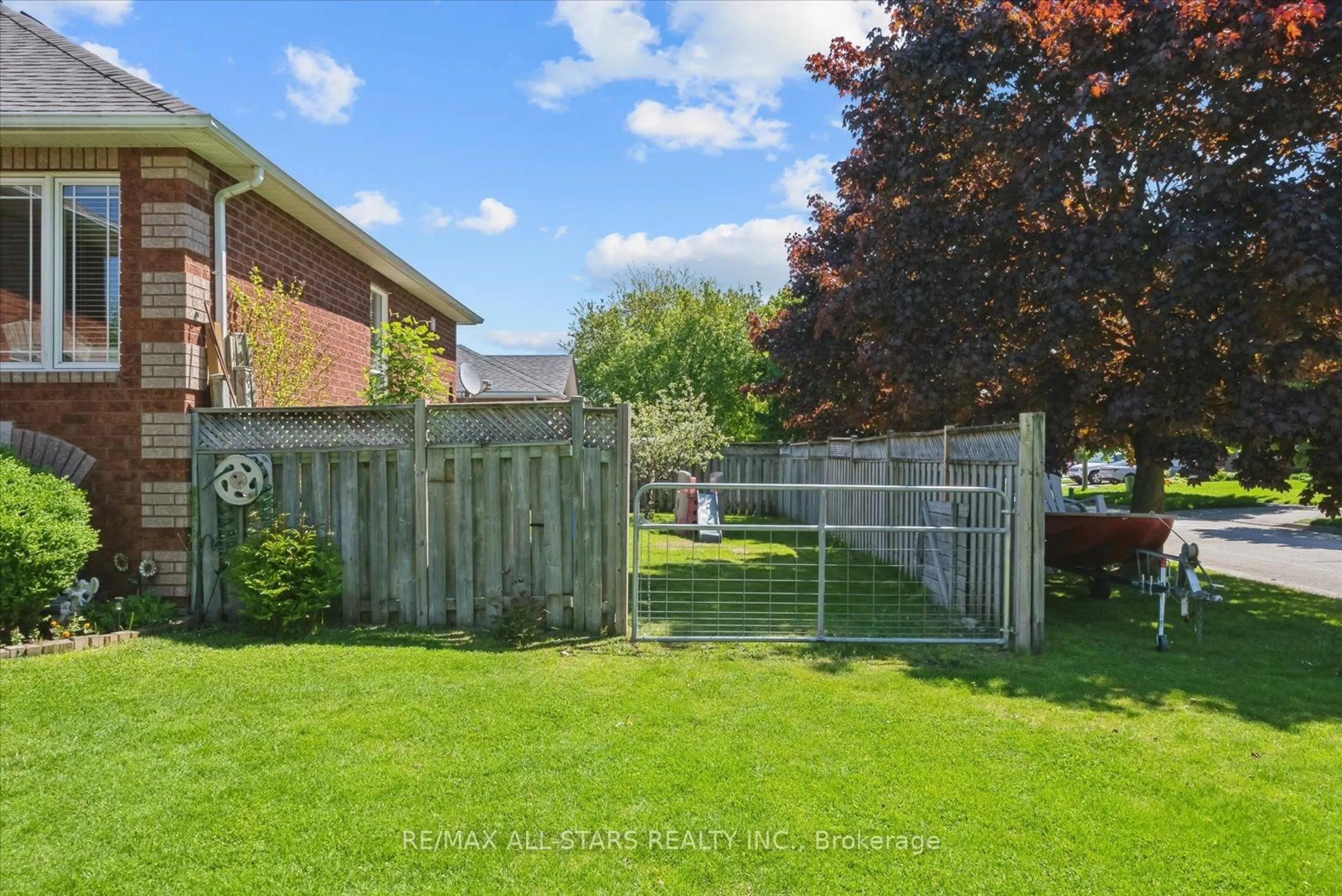 Patio, unknown for 20 Fairwood Dr, Georgina Ontario L4P 3X6