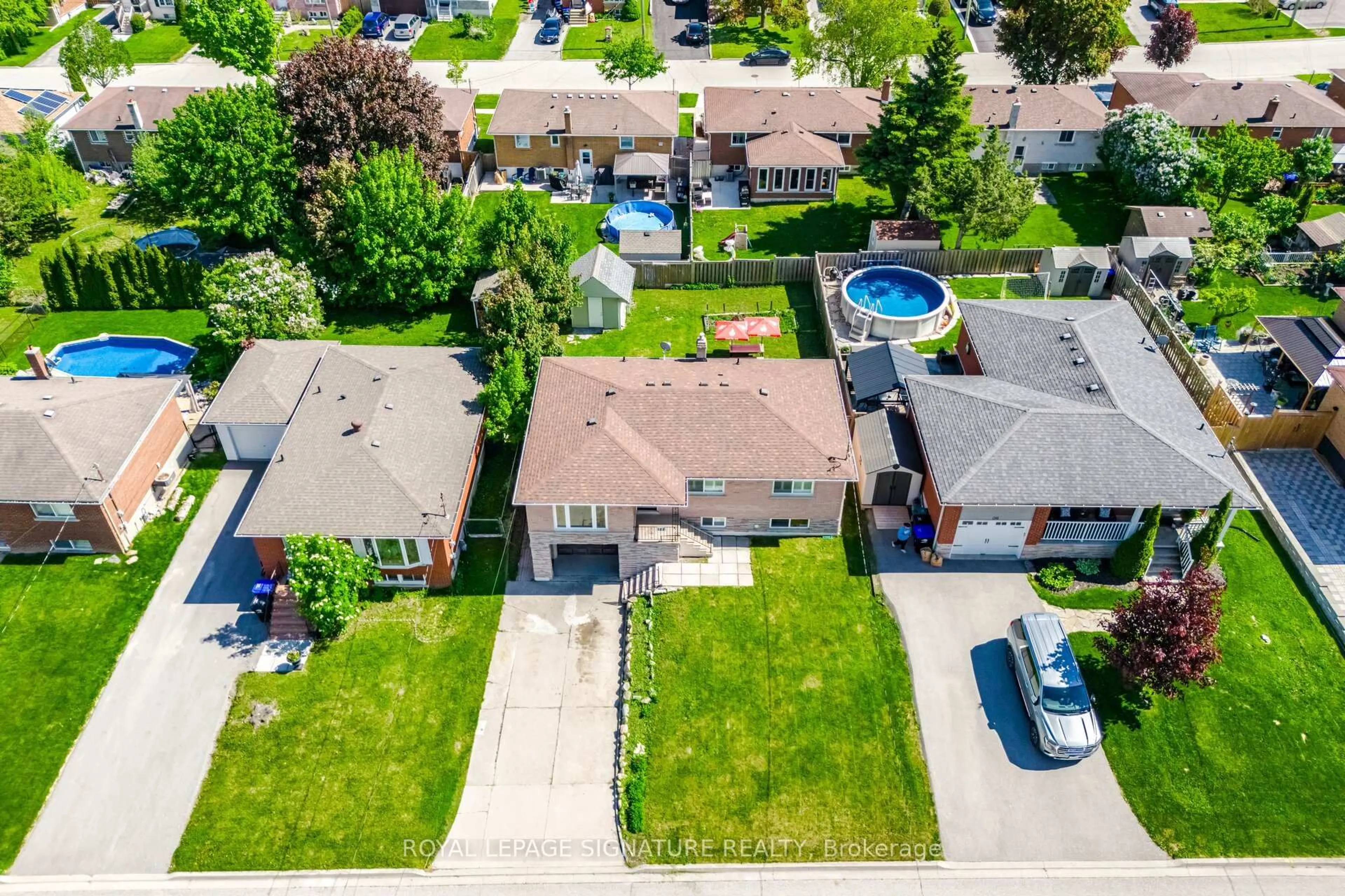 A pic from outside/outdoor area/front of a property/back of a property/a pic from drone, street for 122 Luxury Ave, Bradford West Gwillimbury Ontario L3Z 1T4