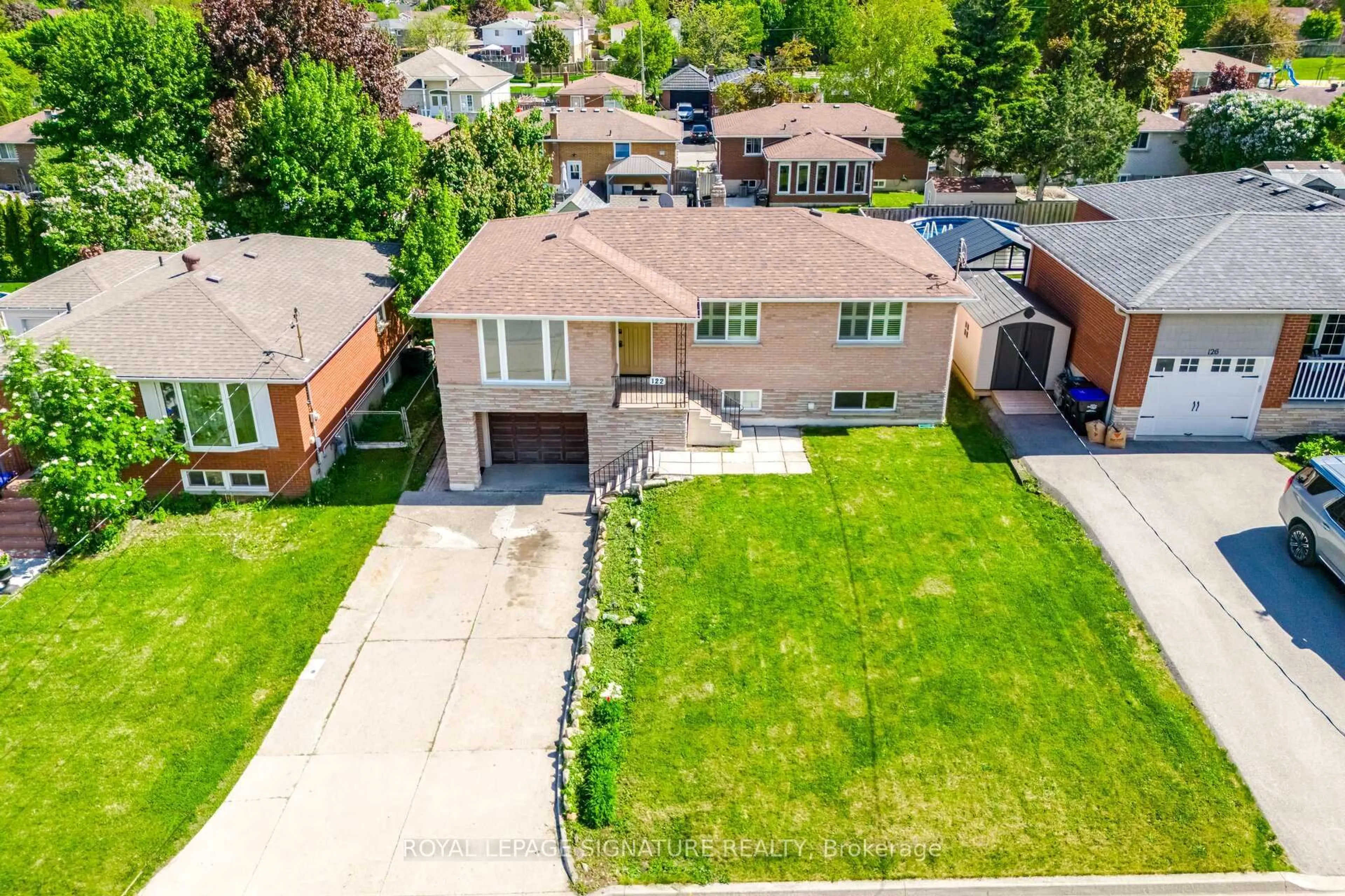 A pic from outside/outdoor area/front of a property/back of a property/a pic from drone, street for 122 Luxury Ave, Bradford West Gwillimbury Ontario L3Z 1T4