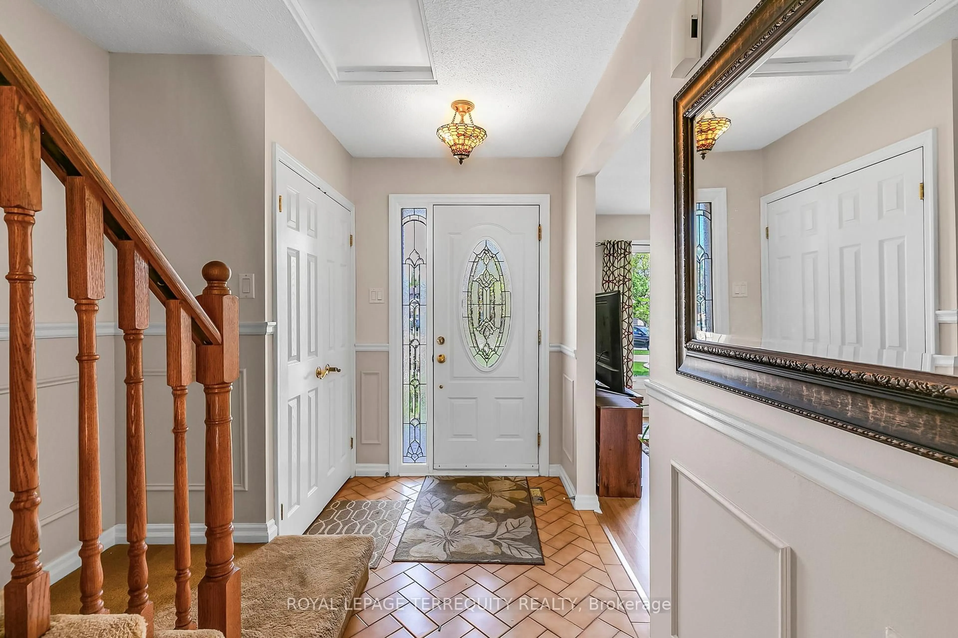 Indoor entryway for 14 Brunton Pl, Newmarket Ontario L3Y 6B4