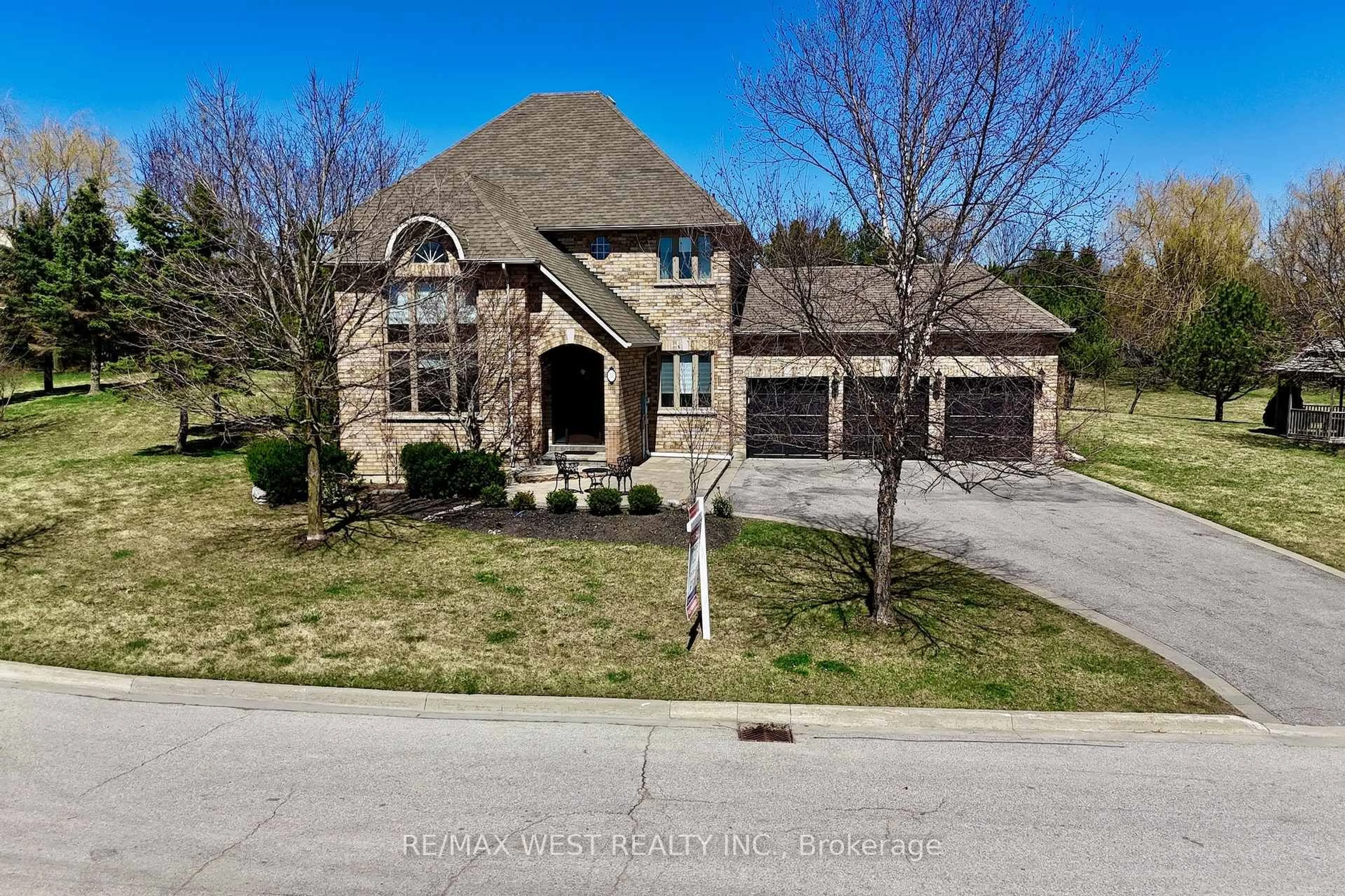 A pic from outside/outdoor area/front of a property/back of a property/a pic from drone, street for 10 Farmcrest Crt, King Ontario L0G 1N0