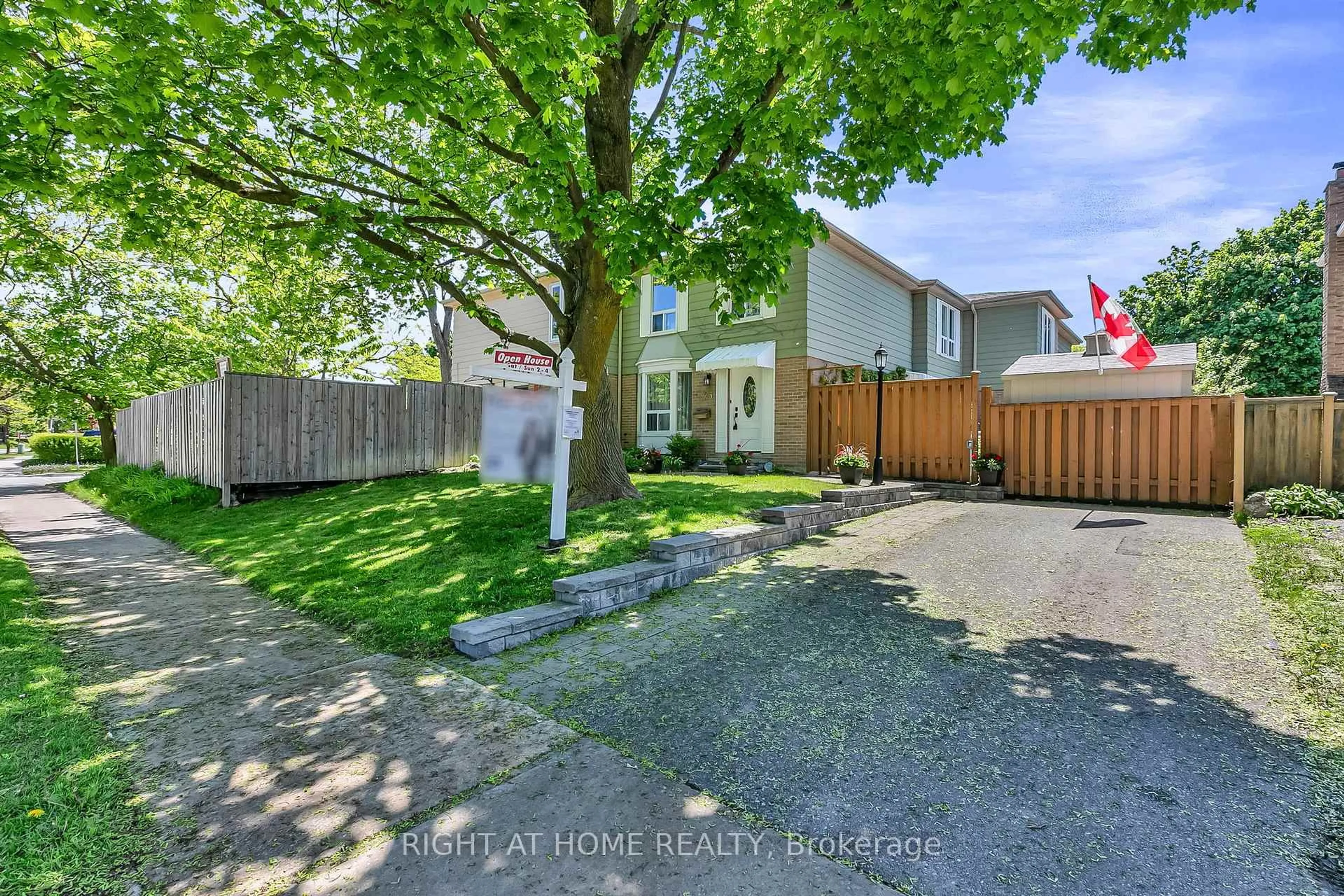 A pic from outside/outdoor area/front of a property/back of a property/a pic from drone, street for 25 Castle Rock Dr, Richmond Hill Ontario L4C 5A3