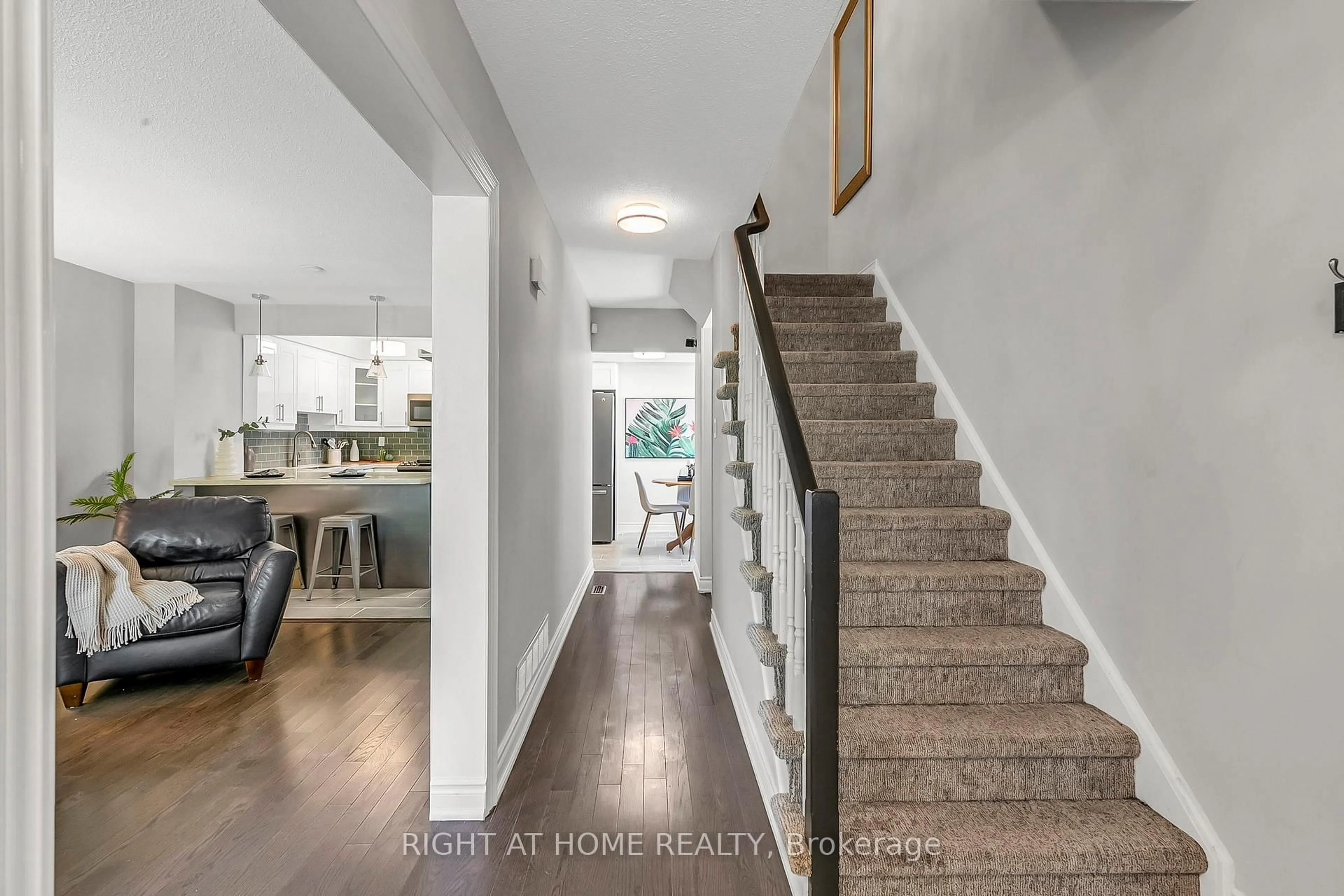 Indoor entryway for 25 Castle Rock Dr, Richmond Hill Ontario L4C 5A3