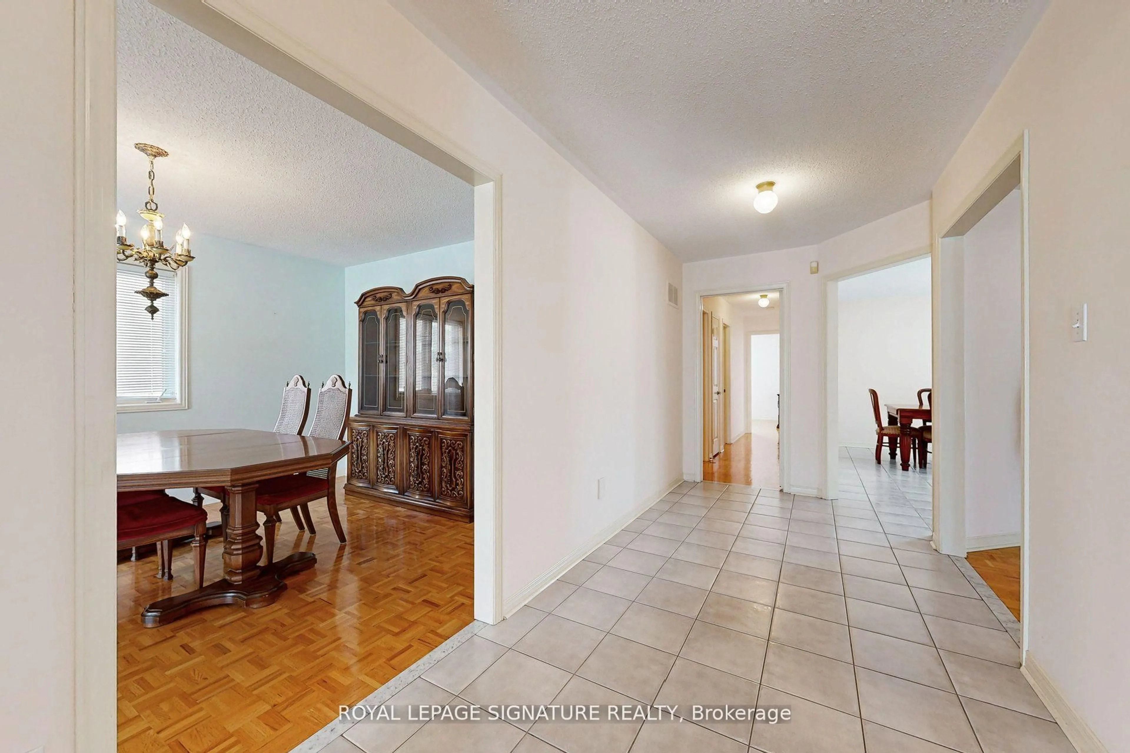 Indoor foyer for 65 Gates Rd, Vaughan Ontario L4L 8R6