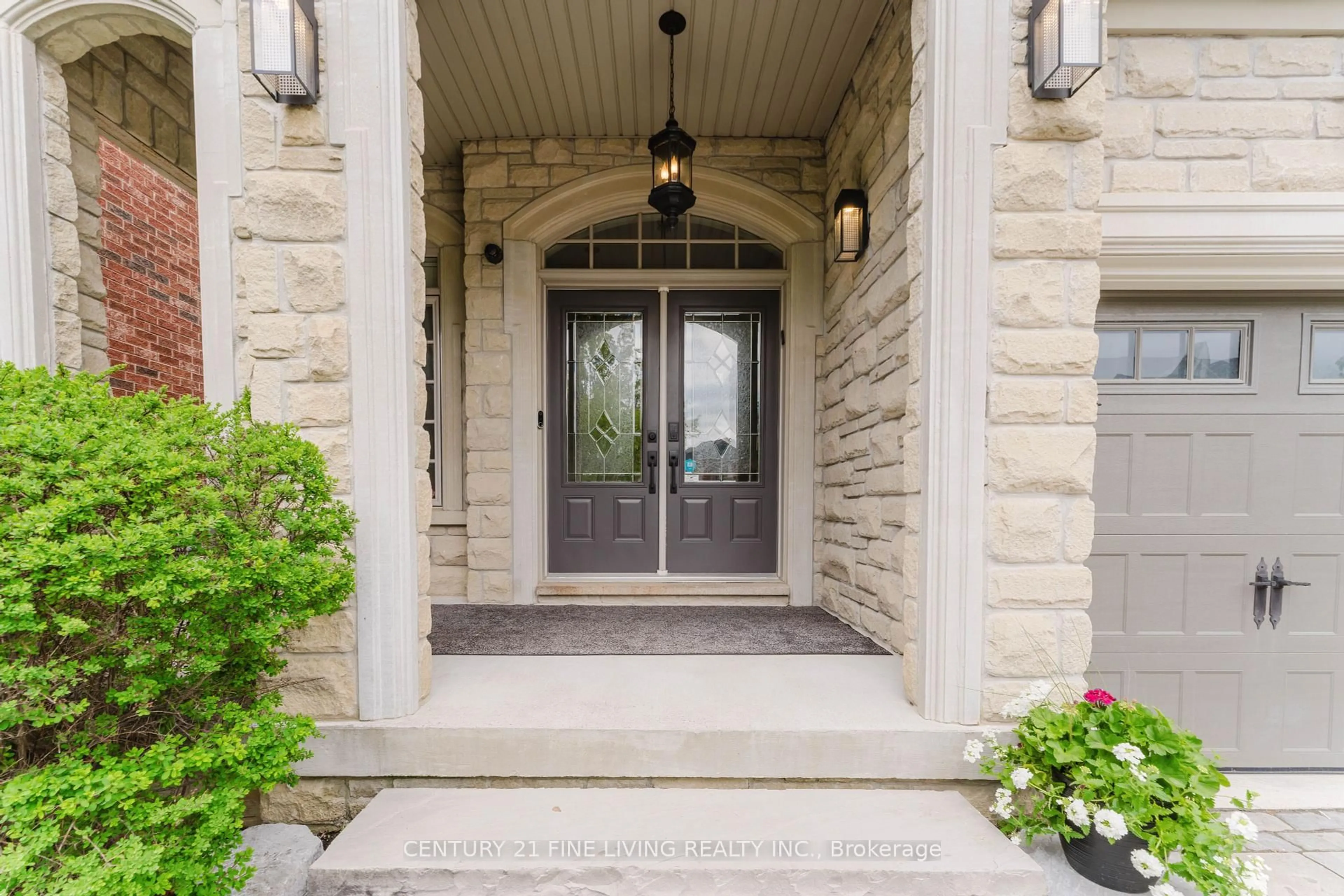 Indoor entryway for 96 Wolf Creek Cres, Vaughan Ontario L6A 4B9