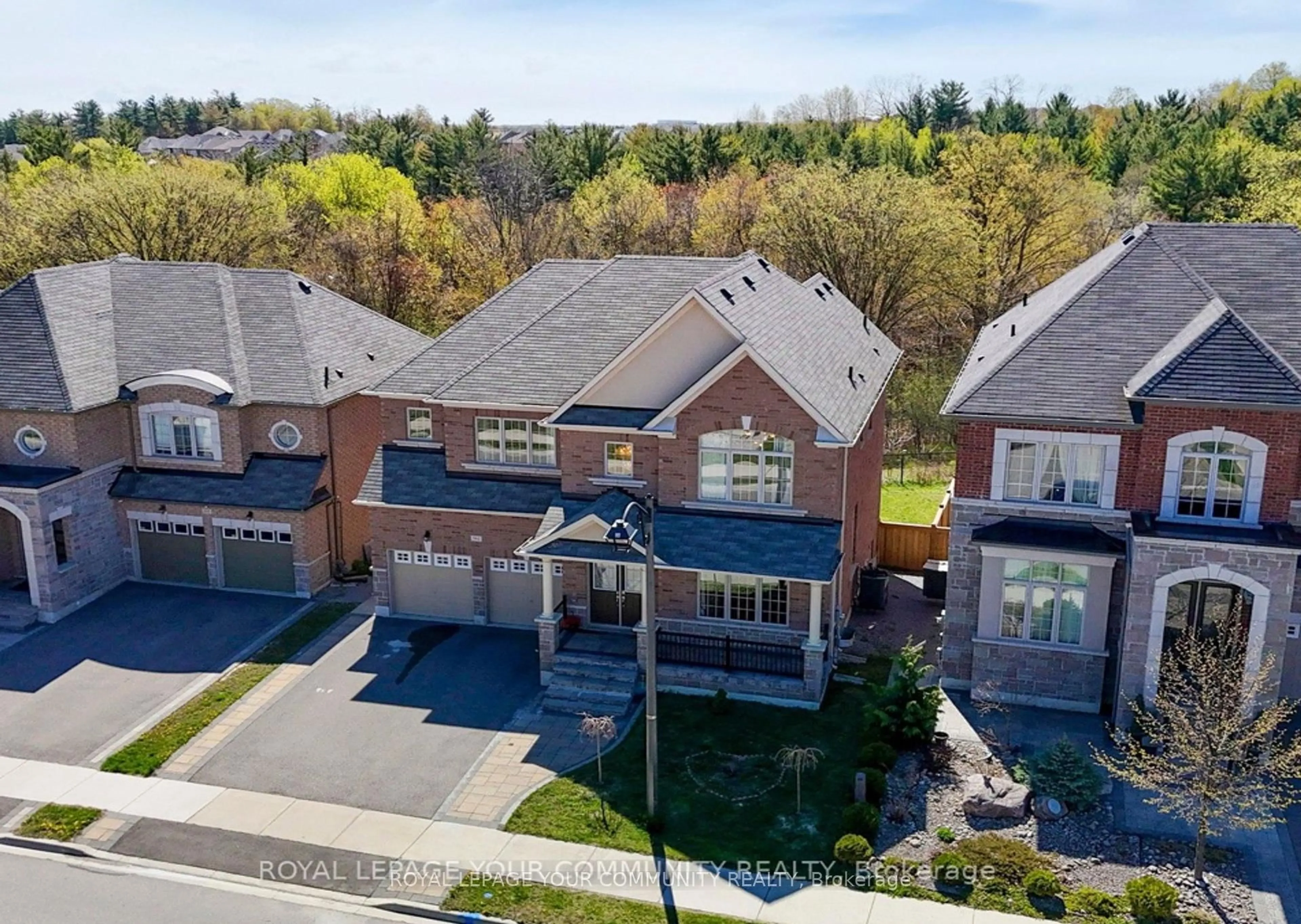 A pic from outside/outdoor area/front of a property/back of a property/a pic from drone, street for 561 Clifford Perry Pl, Newmarket Ontario L3X 0J2