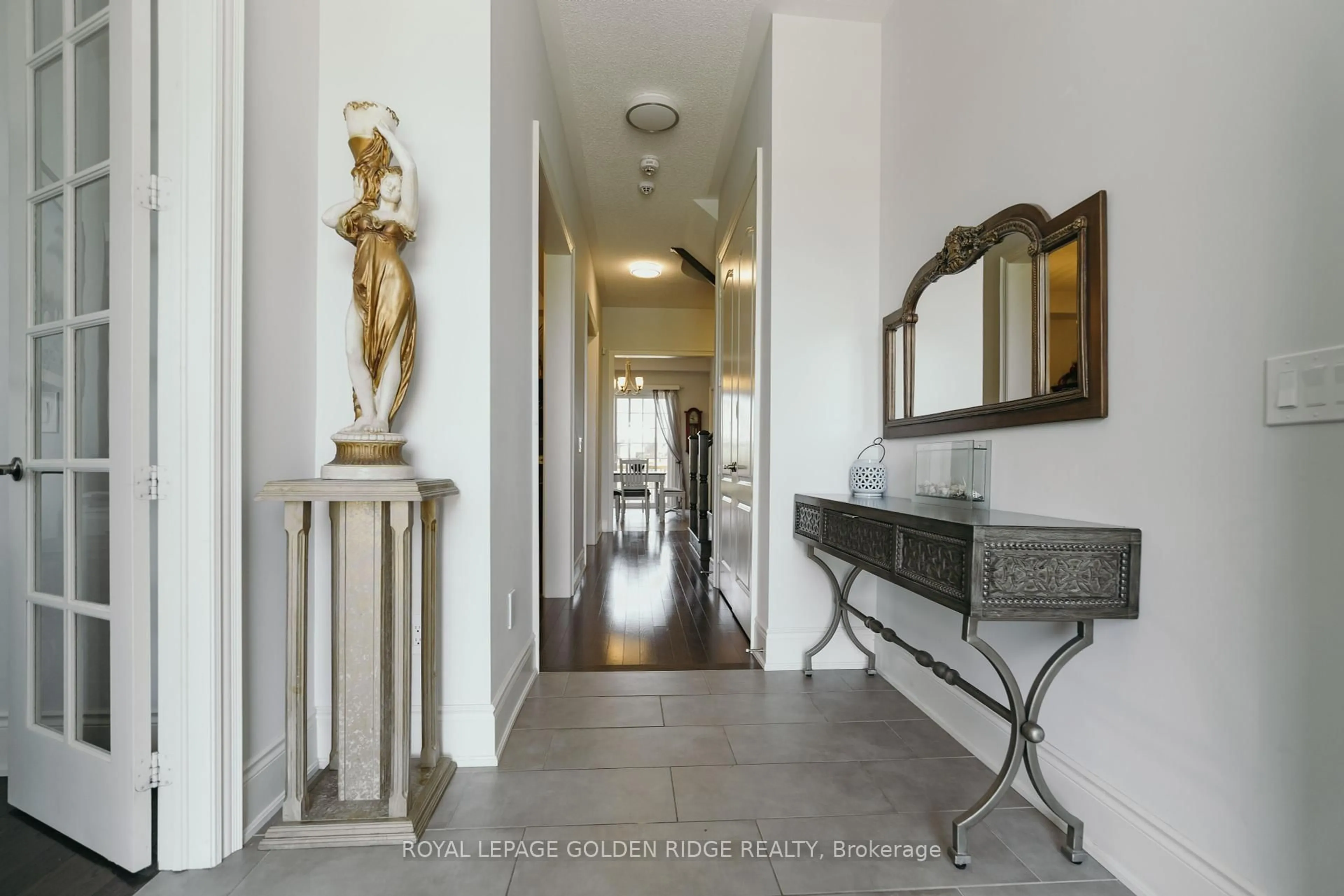 Indoor entryway for 20 Crane St, Aurora Ontario L4G 1C9