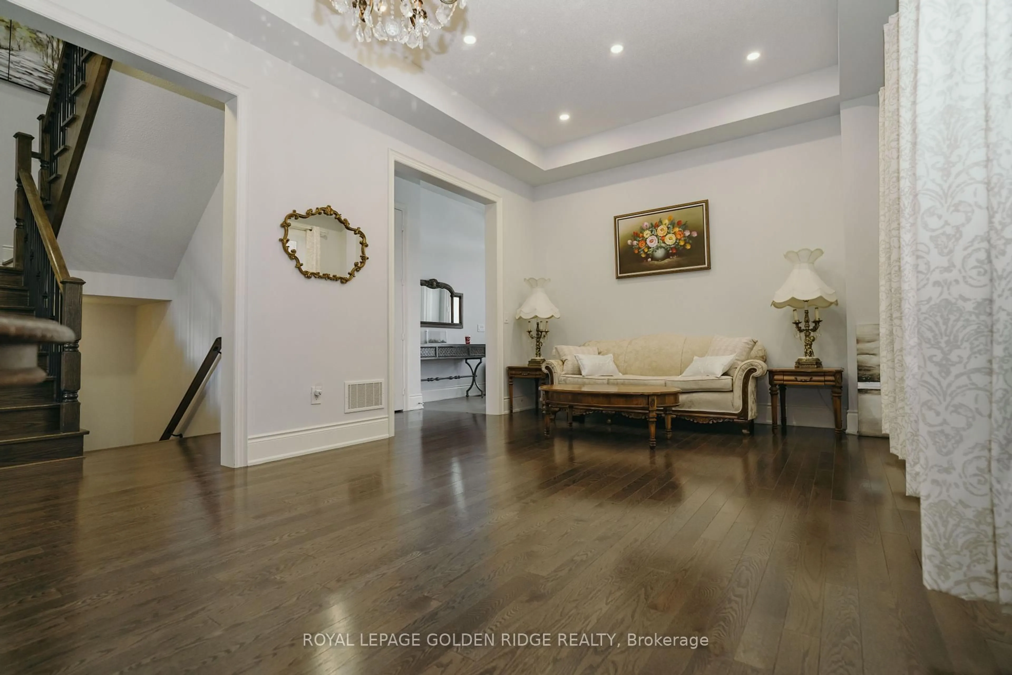 Indoor foyer for 20 Crane St, Aurora Ontario L4G 1C9