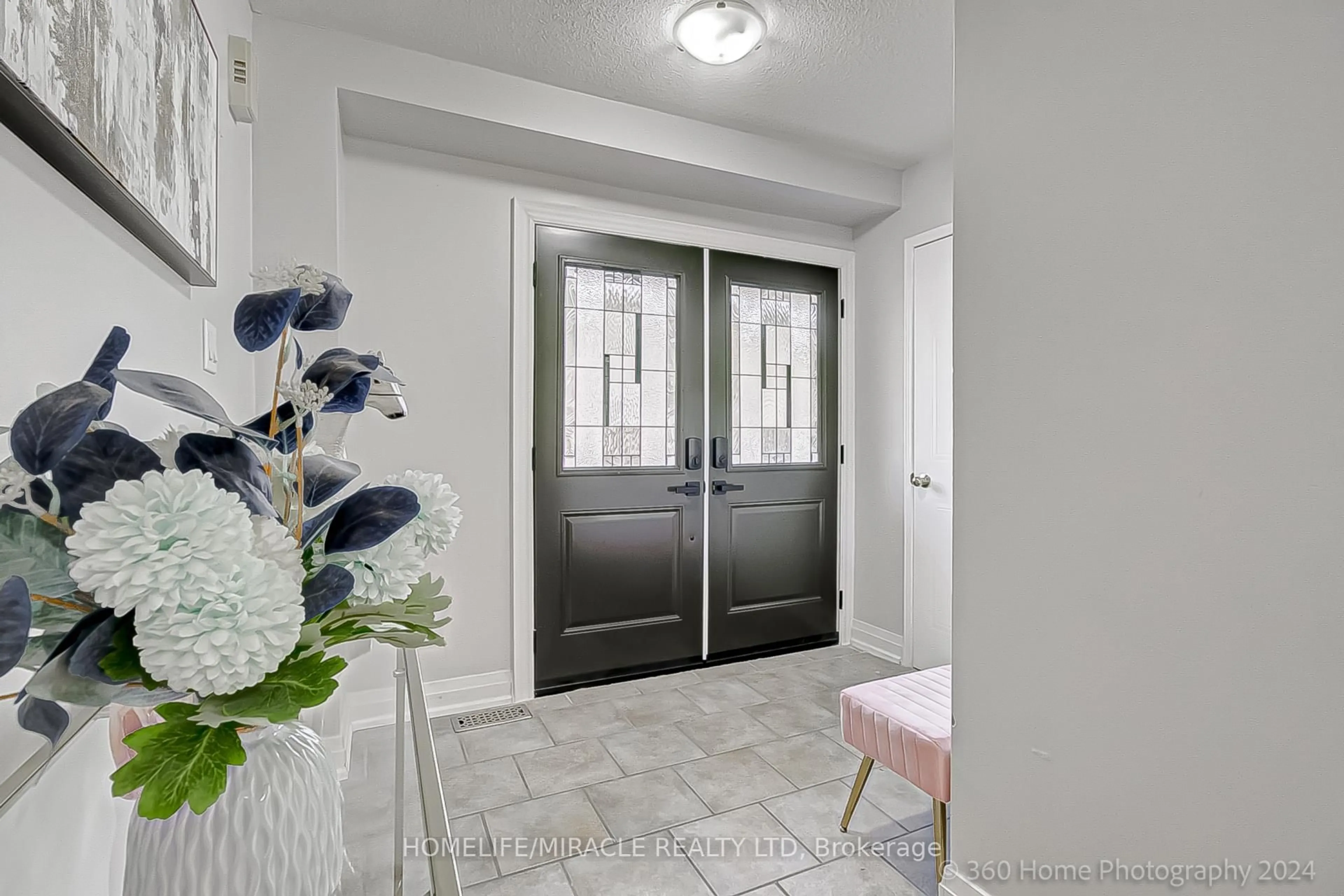 Indoor entryway for 76 Kate Aitken Cres, New Tecumseth Ontario L0G 1A0