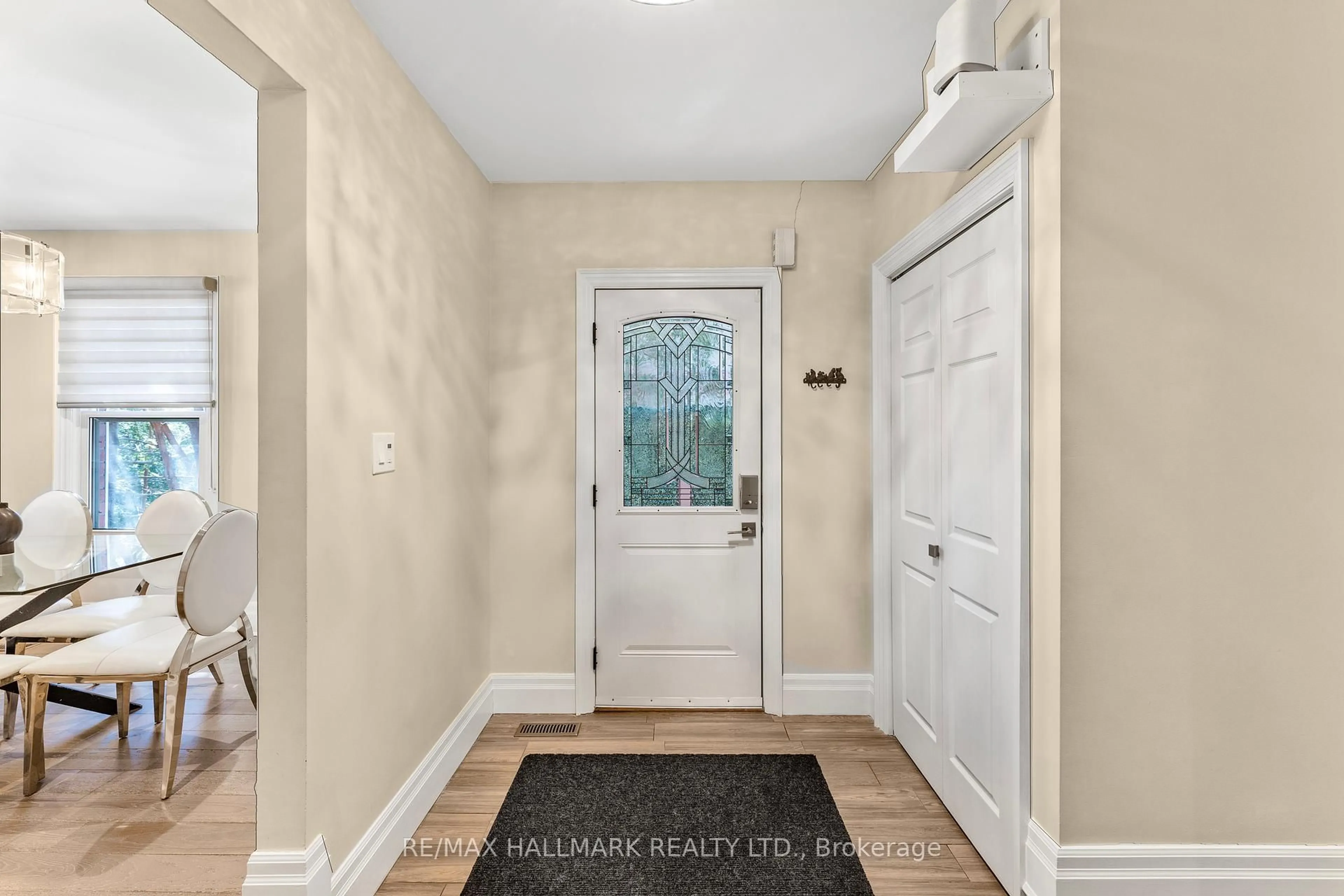 Indoor entryway for 64 Ritva Crt, Richmond Hill Ontario L4C 9R4