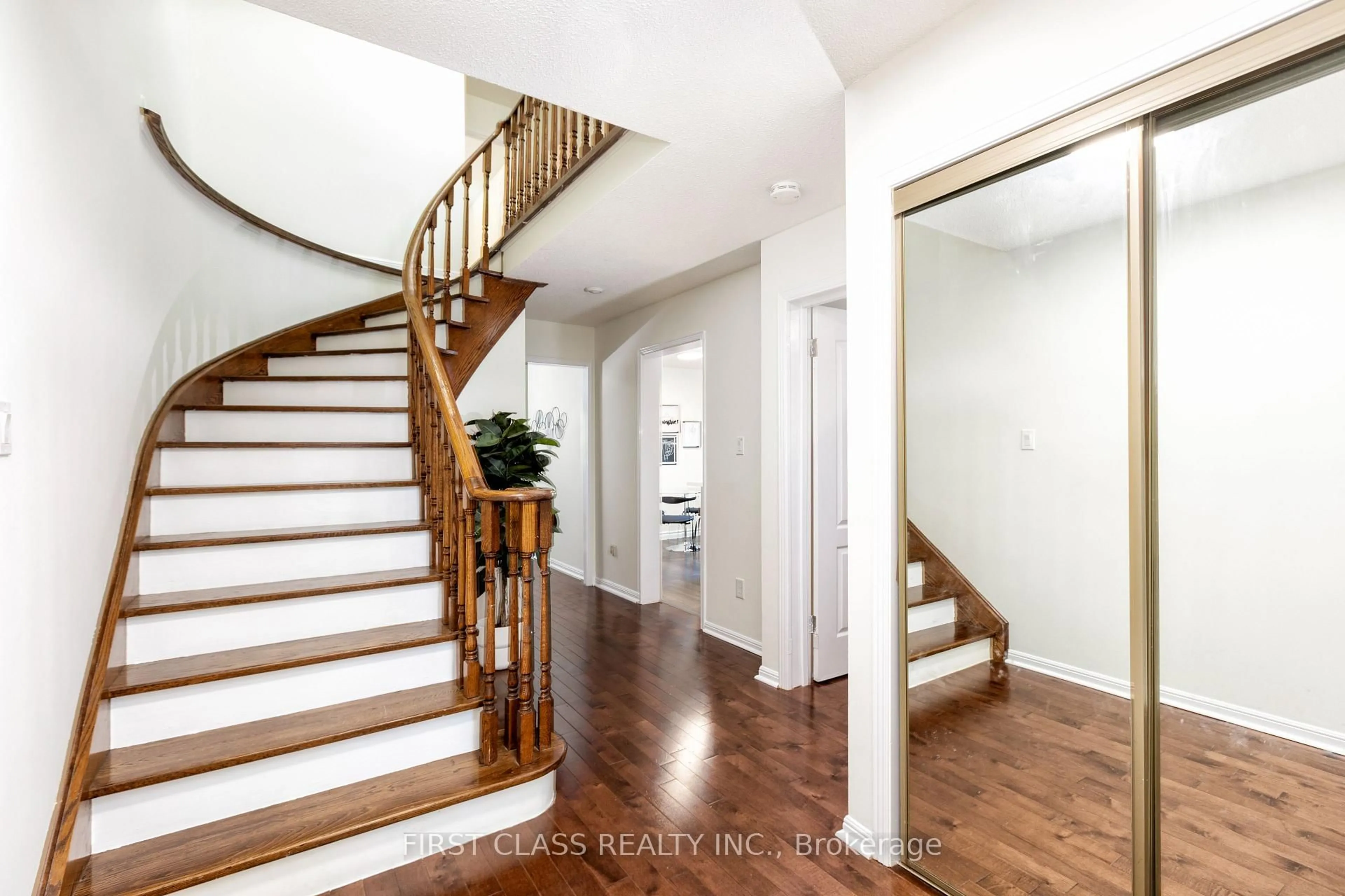 Indoor entryway for 5 Radford Cres, Markham Ontario L3P 4A2