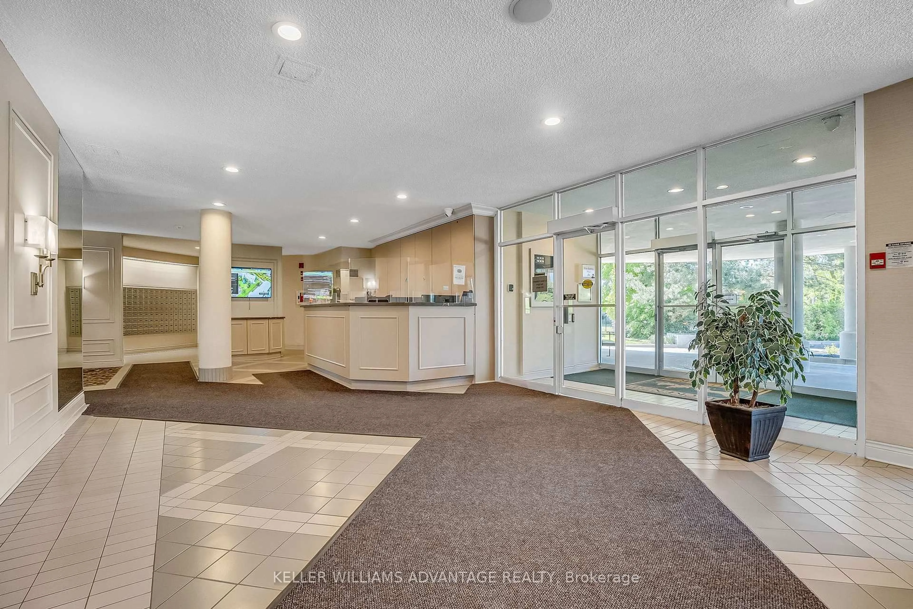 Indoor foyer for 326 Major Mackenzie Dr #516, Richmond Hill Ontario L4C 8T4